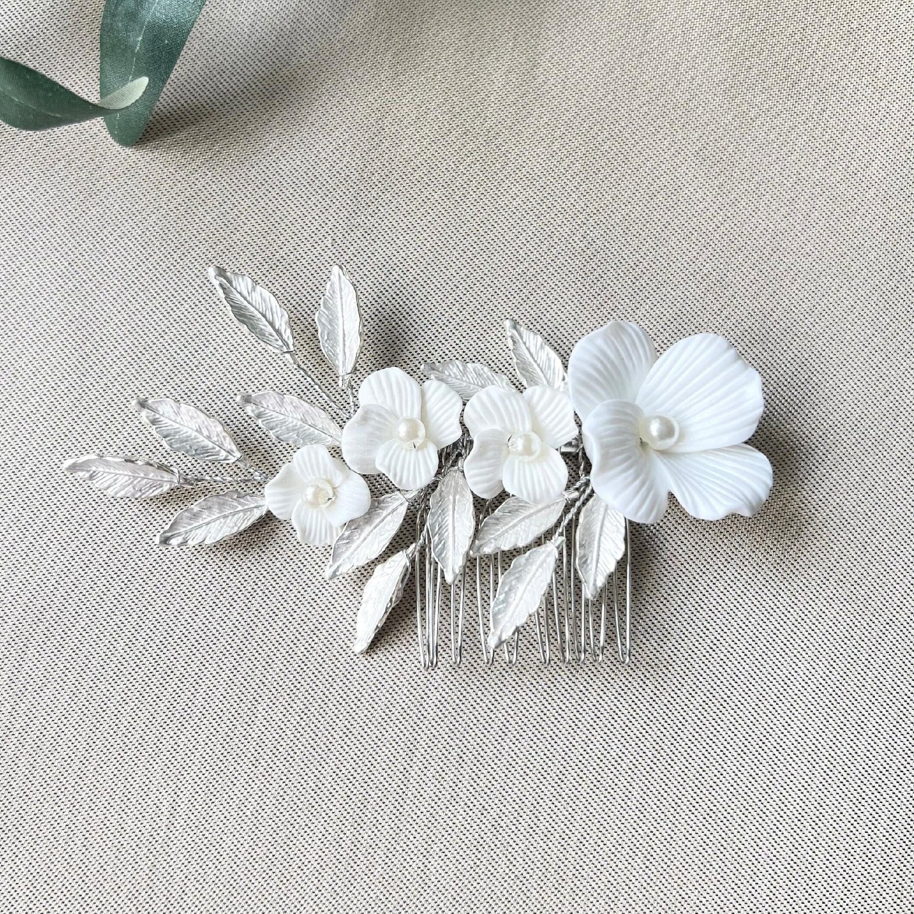 Braut Haarkamm, Blüten Silber und Gold, Haarschmuck, glänzende Blätter, weiße Couture - Silber-Brauthaarschmuck-Schmuckblüte