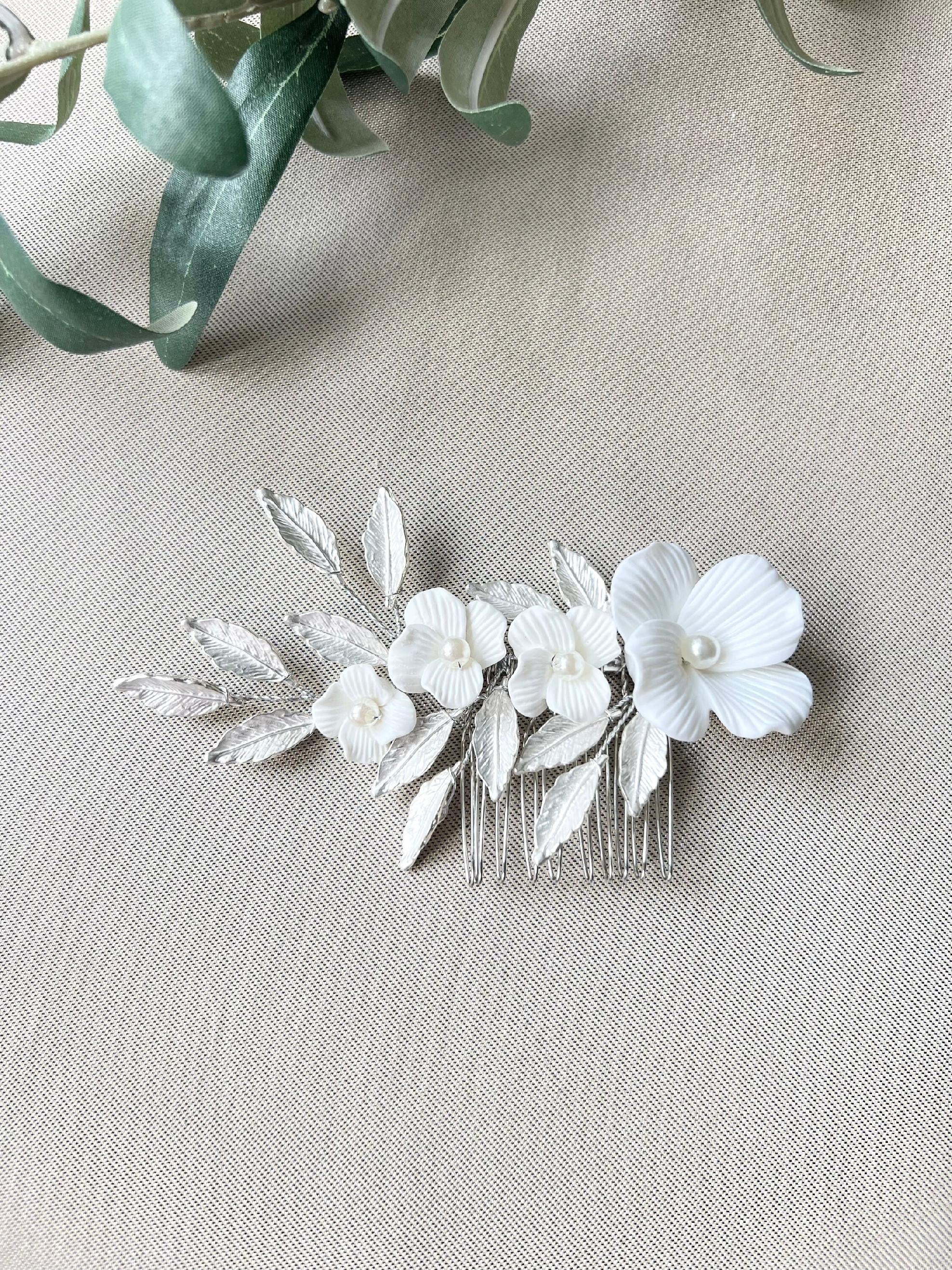 Braut Haarkamm, Blüten Silber und Gold, Haarschmuck, glänzende Blätter, weiße Couture - Silber-Brauthaarschmuck-Schmuckblüte