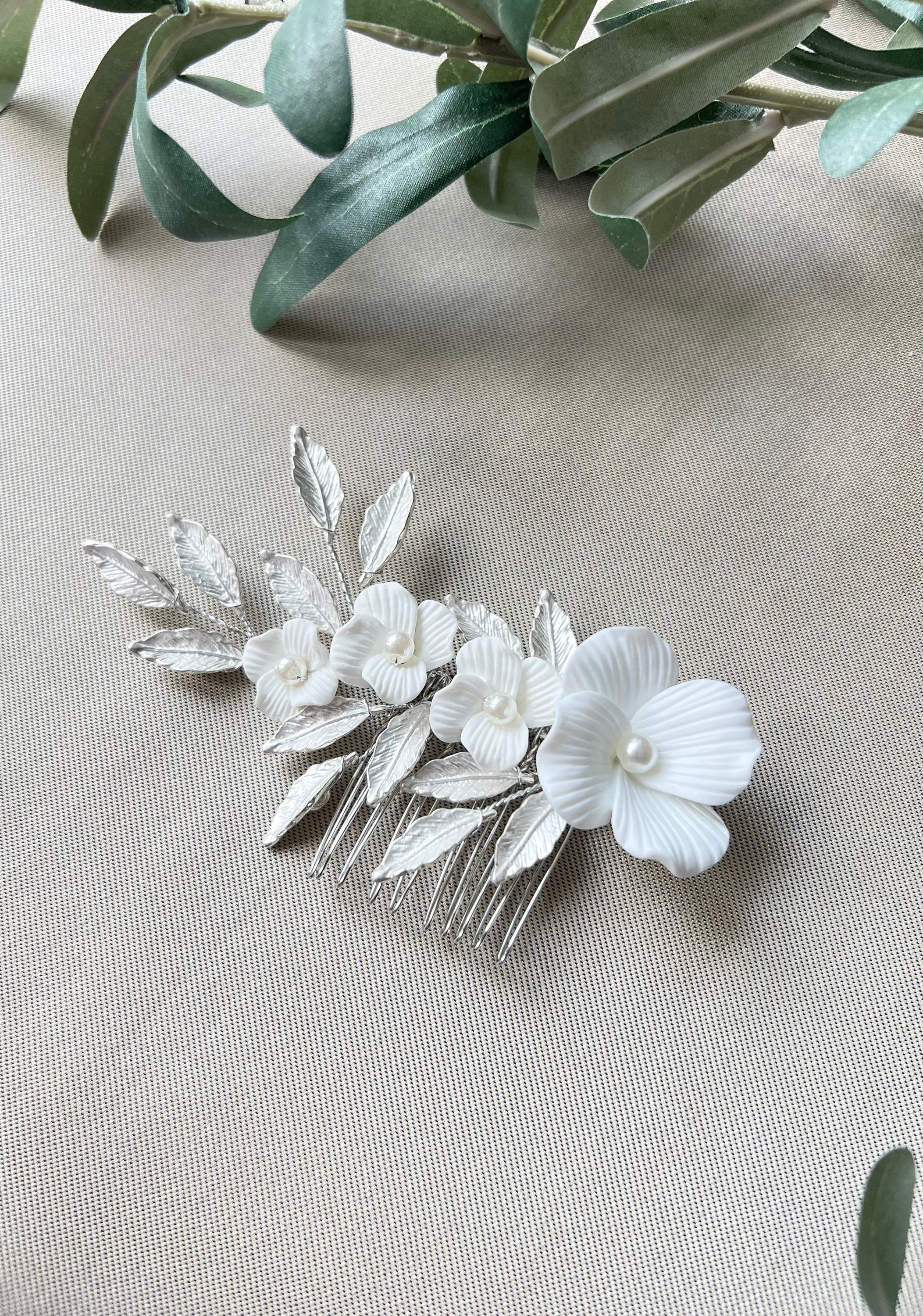 Braut Haarkamm, Blüten Silber und Gold, Haarschmuck, glänzende Blätter, weiße Couture - Silber-Brauthaarschmuck-Schmuckblüte