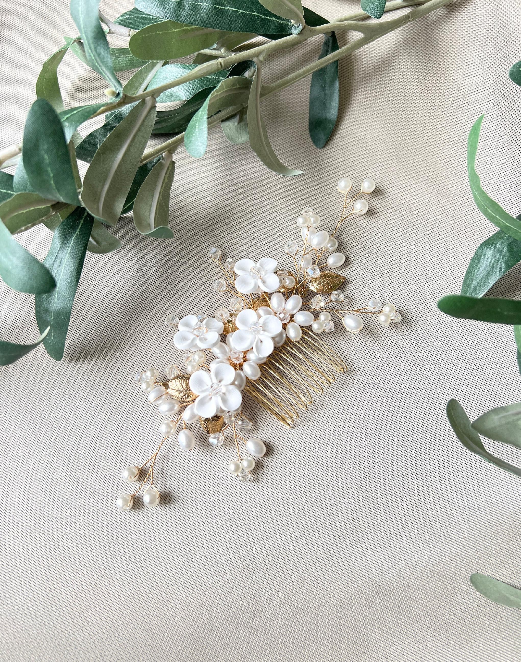 Braut Haarkamm Gold Blätter weiße Blumen und Perlen Hochzeit Brautschmuck Brauthaarschmuck - Gold-Brauthaarschmuck-Schmuckblüte