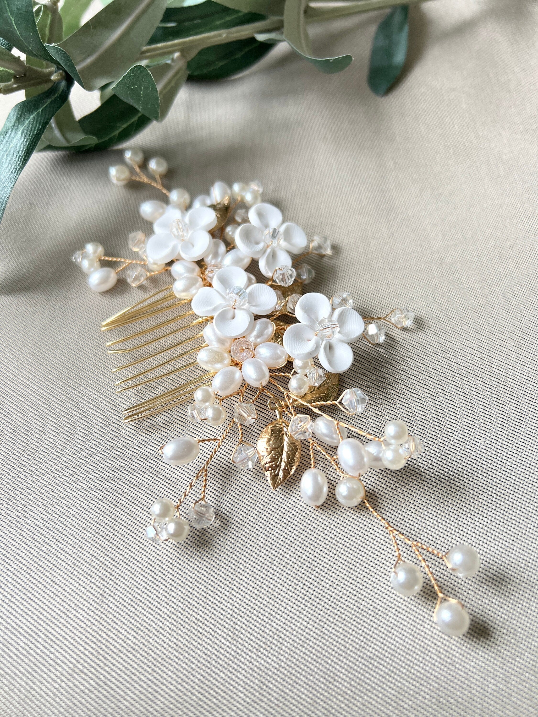 Braut Haarkamm Gold Blätter weiße Blumen und Perlen Hochzeit Brautschmuck Brauthaarschmuck - Gold-Brauthaarschmuck-Schmuckblüte