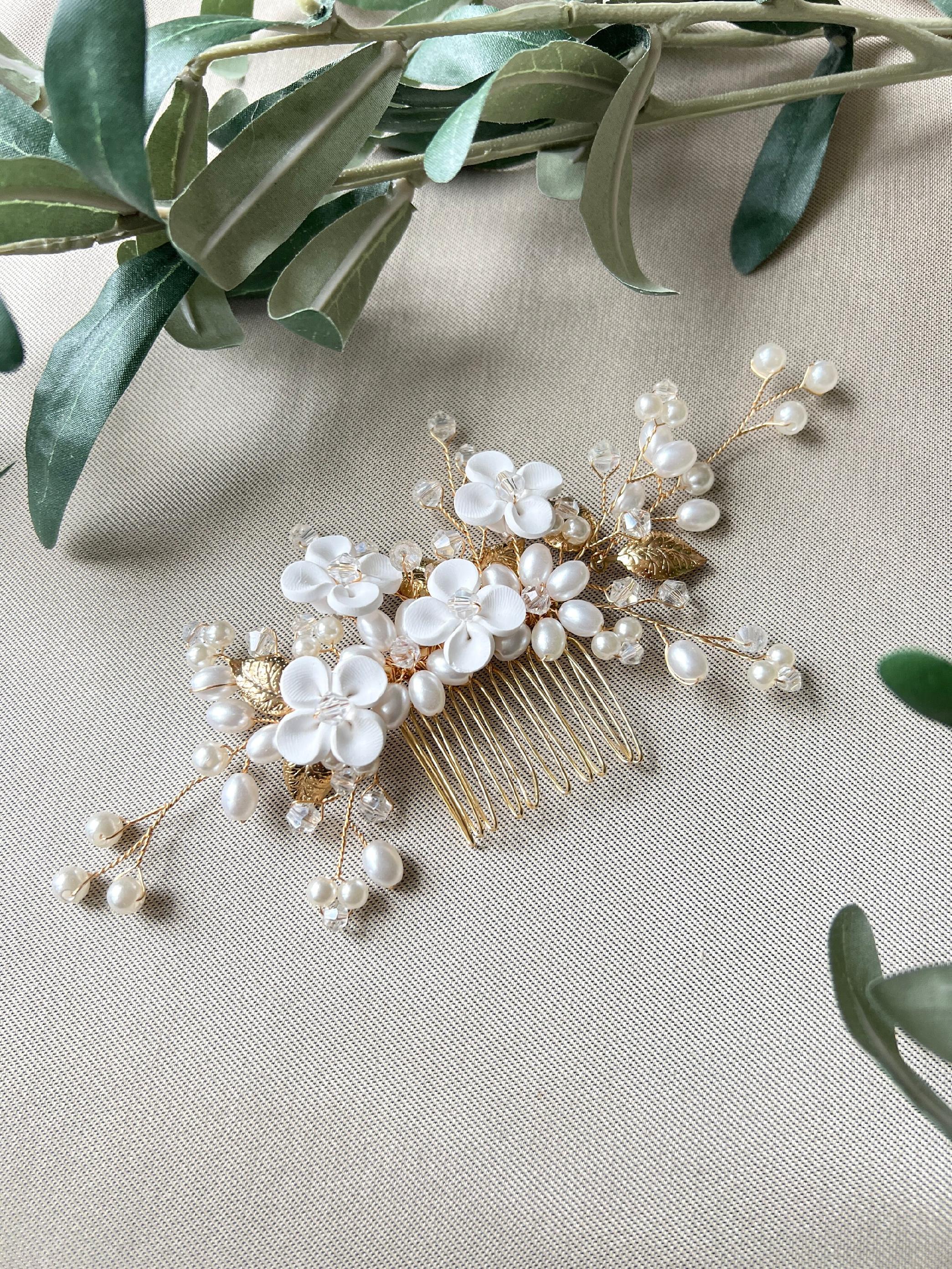 Braut Haarkamm Gold Blätter weiße Blumen und Perlen Hochzeit Brautschmuck Brauthaarschmuck - Gold-Brauthaarschmuck-Schmuckblüte