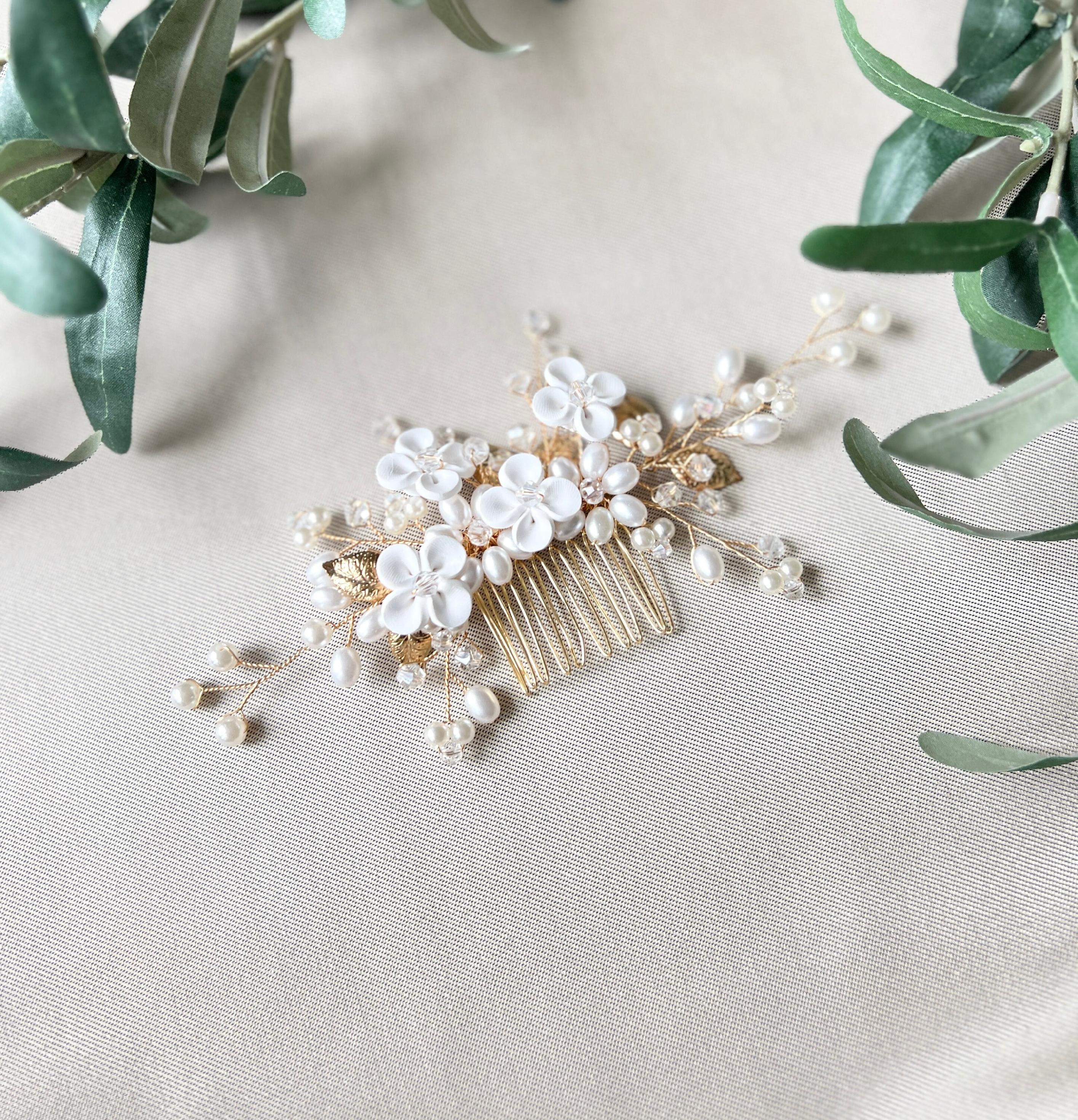 Braut Haarkamm Gold Blätter weiße Blumen und Perlen Hochzeit Brautschmuck Brauthaarschmuck - Gold-Brauthaarschmuck-Schmuckblüte