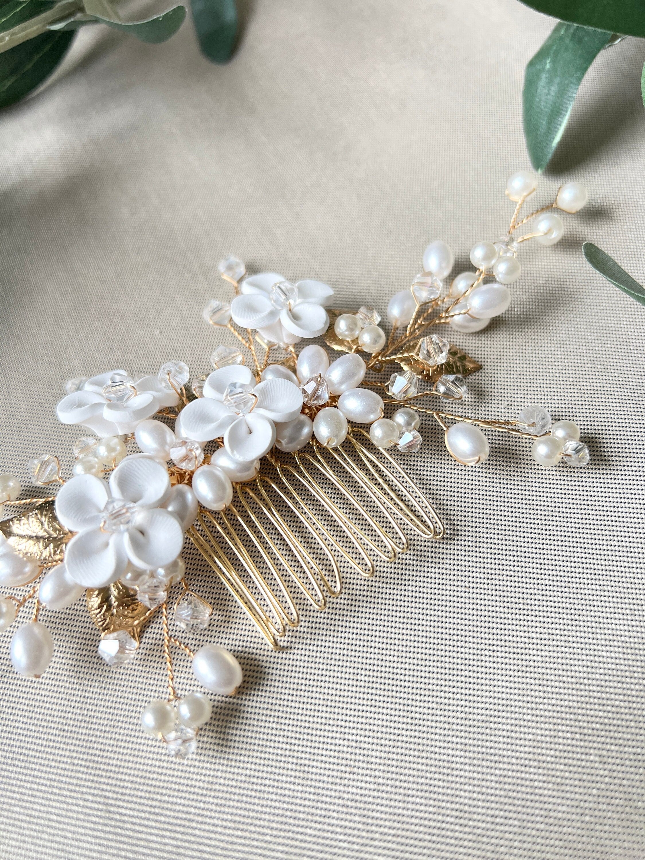 Braut Haarkamm Gold Blätter weiße Blumen und Perlen Hochzeit Brautschmuck - Silber-Brauthaarschmuck-Schmuckblüte