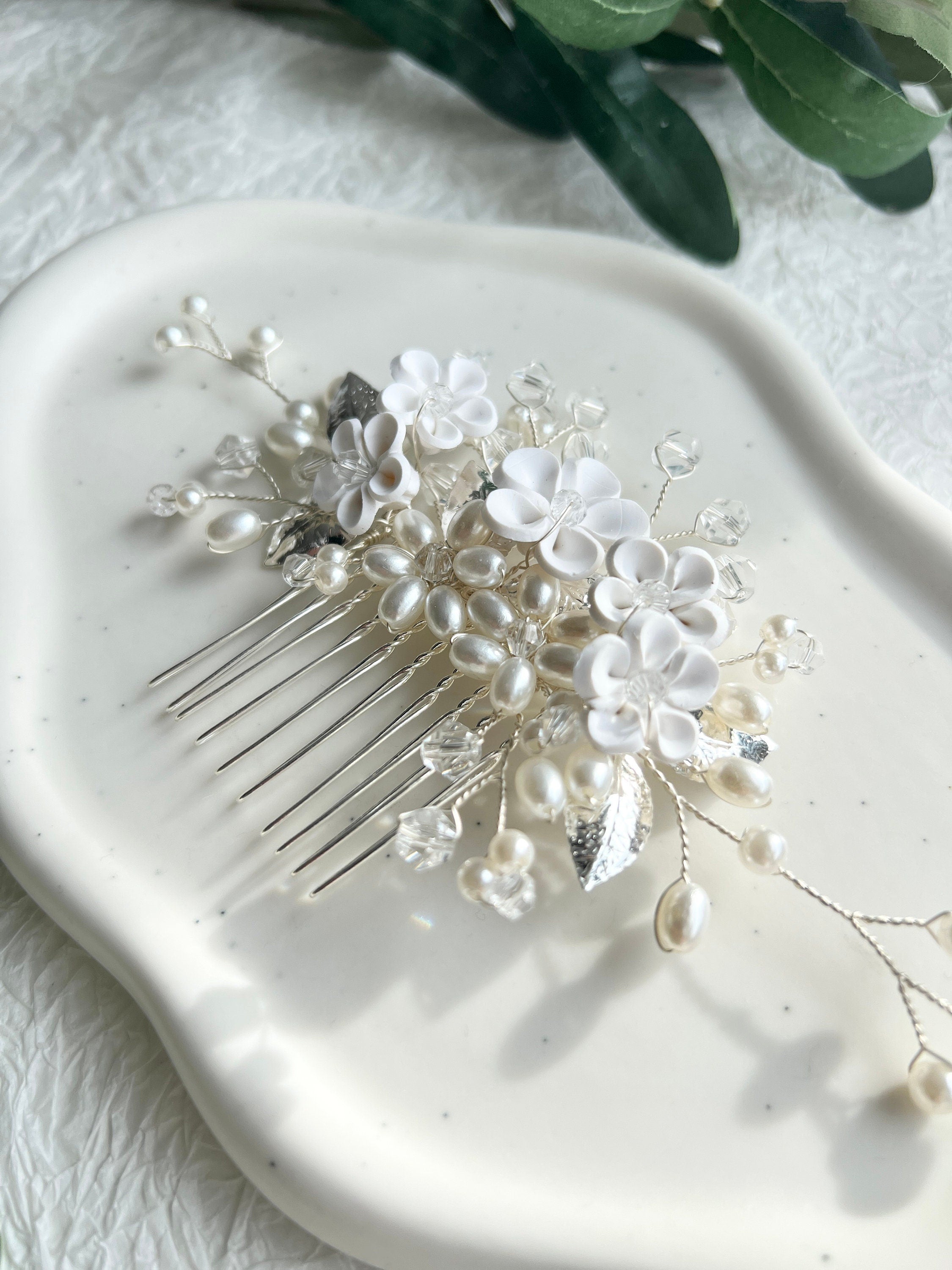 Braut Haarkamm, Silber, Blätter, weiße Blüten und Perlen, Brautschmuck, Brauthaarschmuck floral,-Brauthaarschmuck-Schmuckblüte