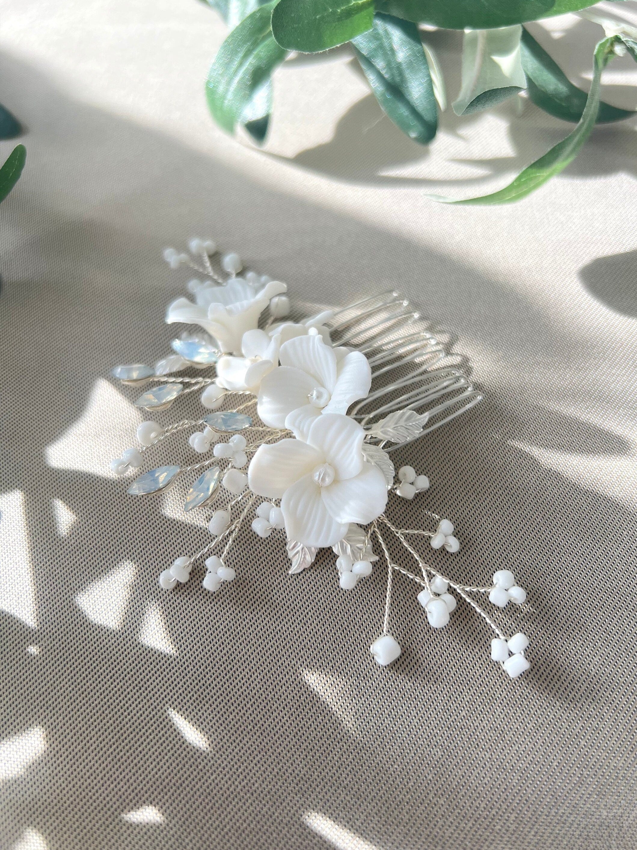 Haarkamm, Brautschmuck, feiner Brauthaarschmuck, Silber, Keramikblueten, weiße Porzellanblumen, Haarschmuck mitweissen Perlen, Perlenschmuck Hochzeit, Hochzeitsschmuck, blaeuliche Strasssteine_ Brautfrisur_Schmuckbluete