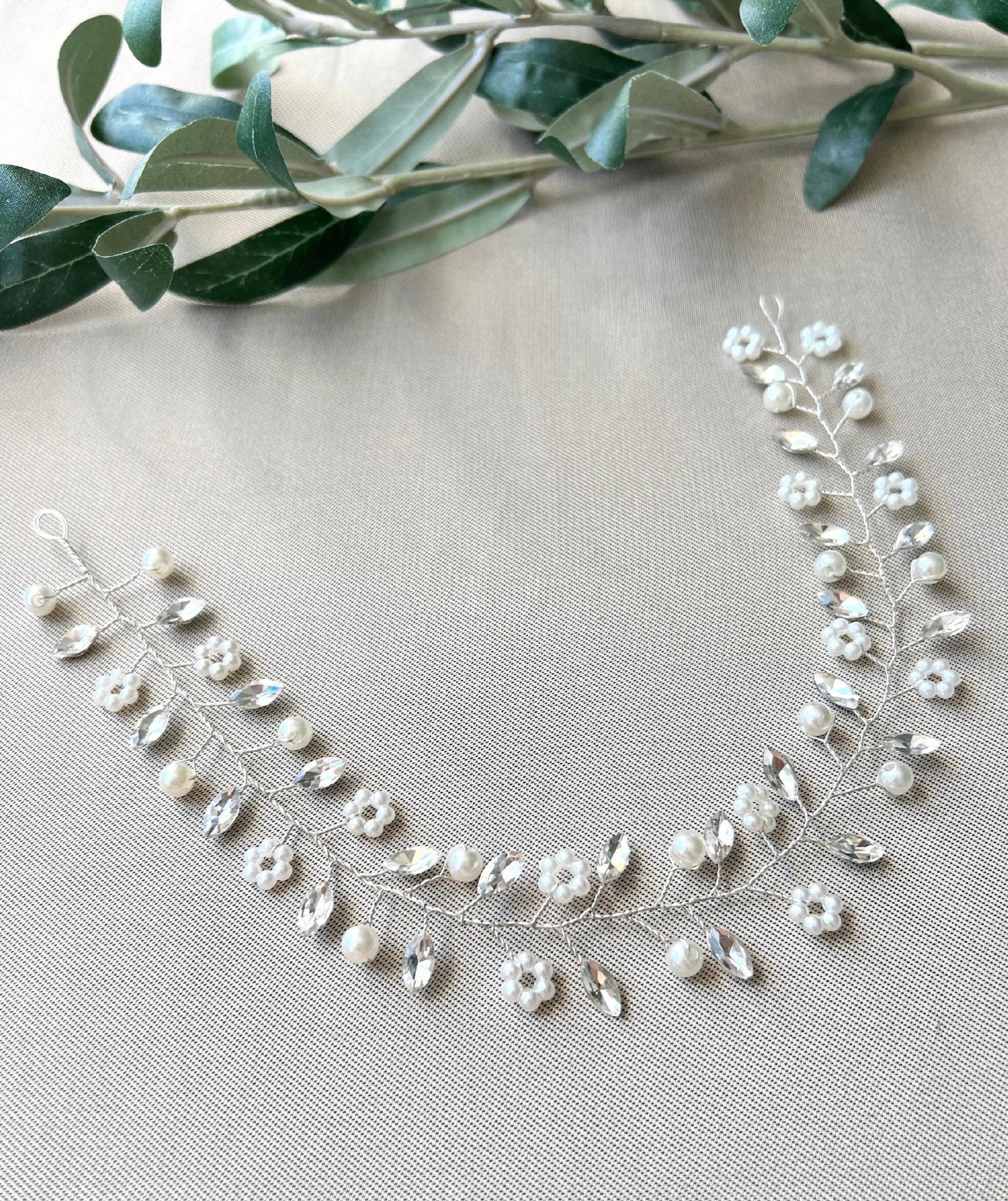 Braut Haarranke, silber mit Perlen, Blumen und Strass, Hochzeit, Brautschmuck, Hochzeitshaarband, Haarkranz, Haarschmuck, Haarrebe-Brauthaarschmuck-Schmuckblüte