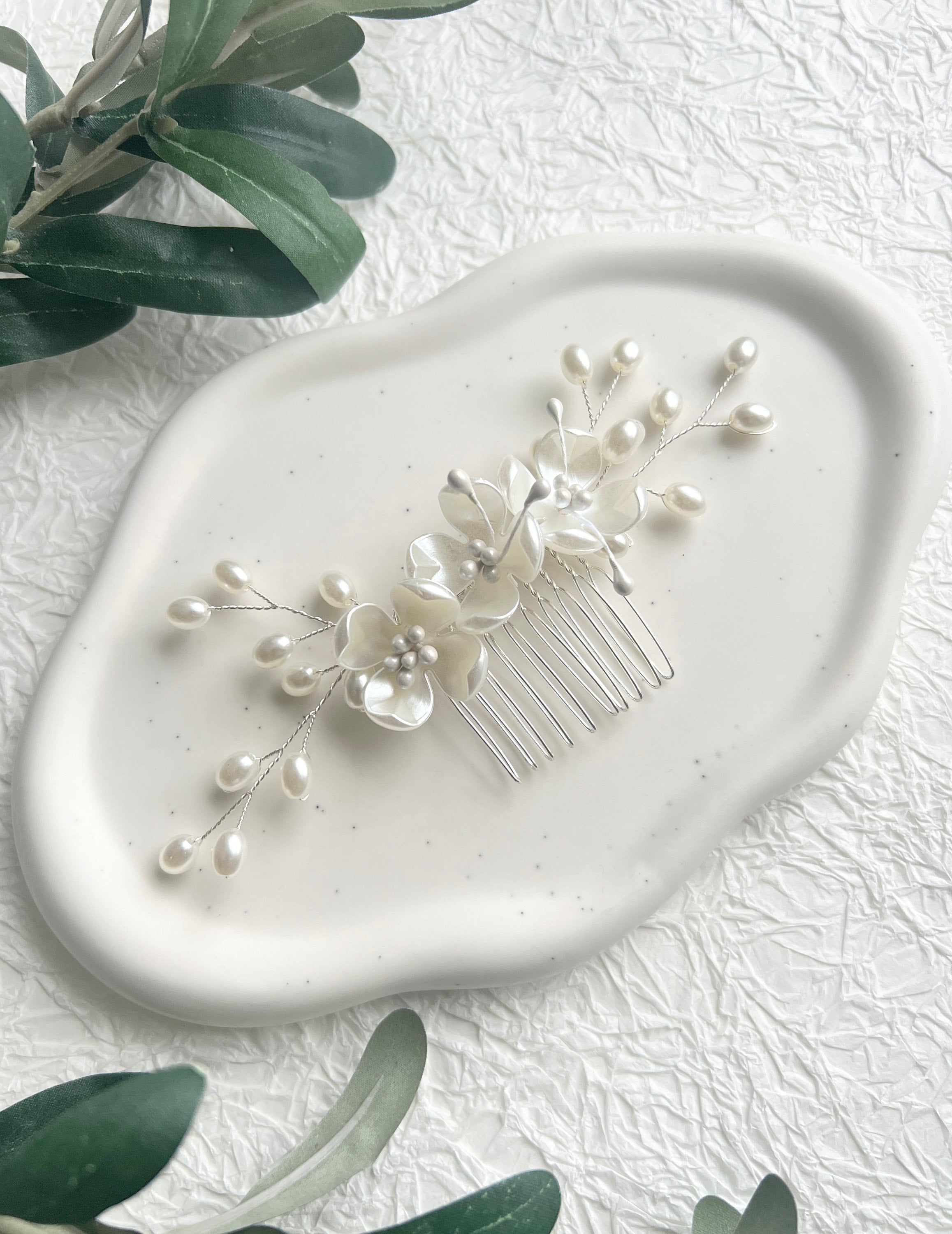 Braut Haarschmuck, Haarkamm, Perlen, Blumen, Silber Juwelierdraht, Perlmutt Optik Hochzeit,-Brauthaarschmuck-Schmuckblüte