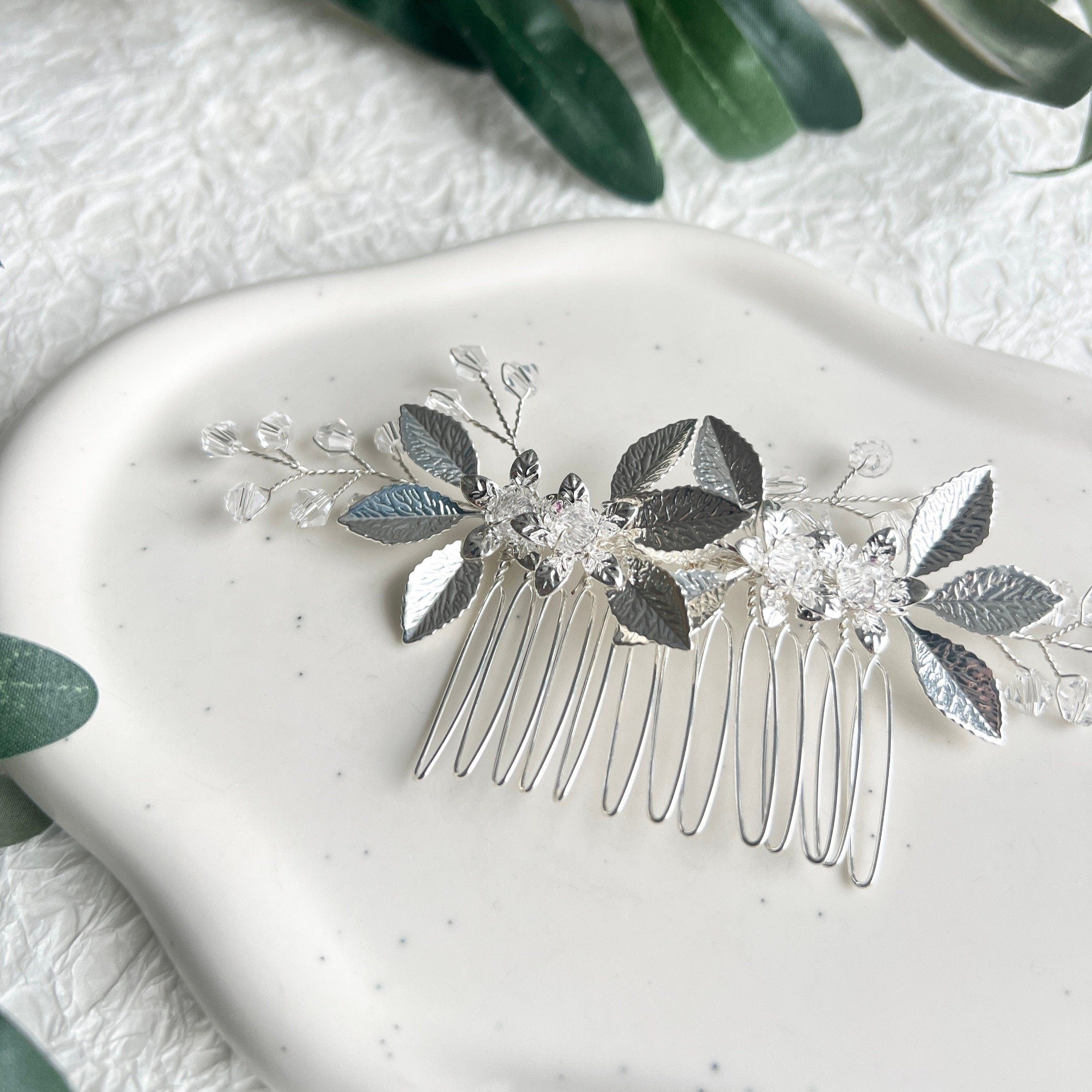 Braut Haarschmuck, Haarkamm, Perlen, Blüten und Blätter, Silber, Hochzeit, Juwelierdraht,-Brauthaarschmuck-Schmuckblüte