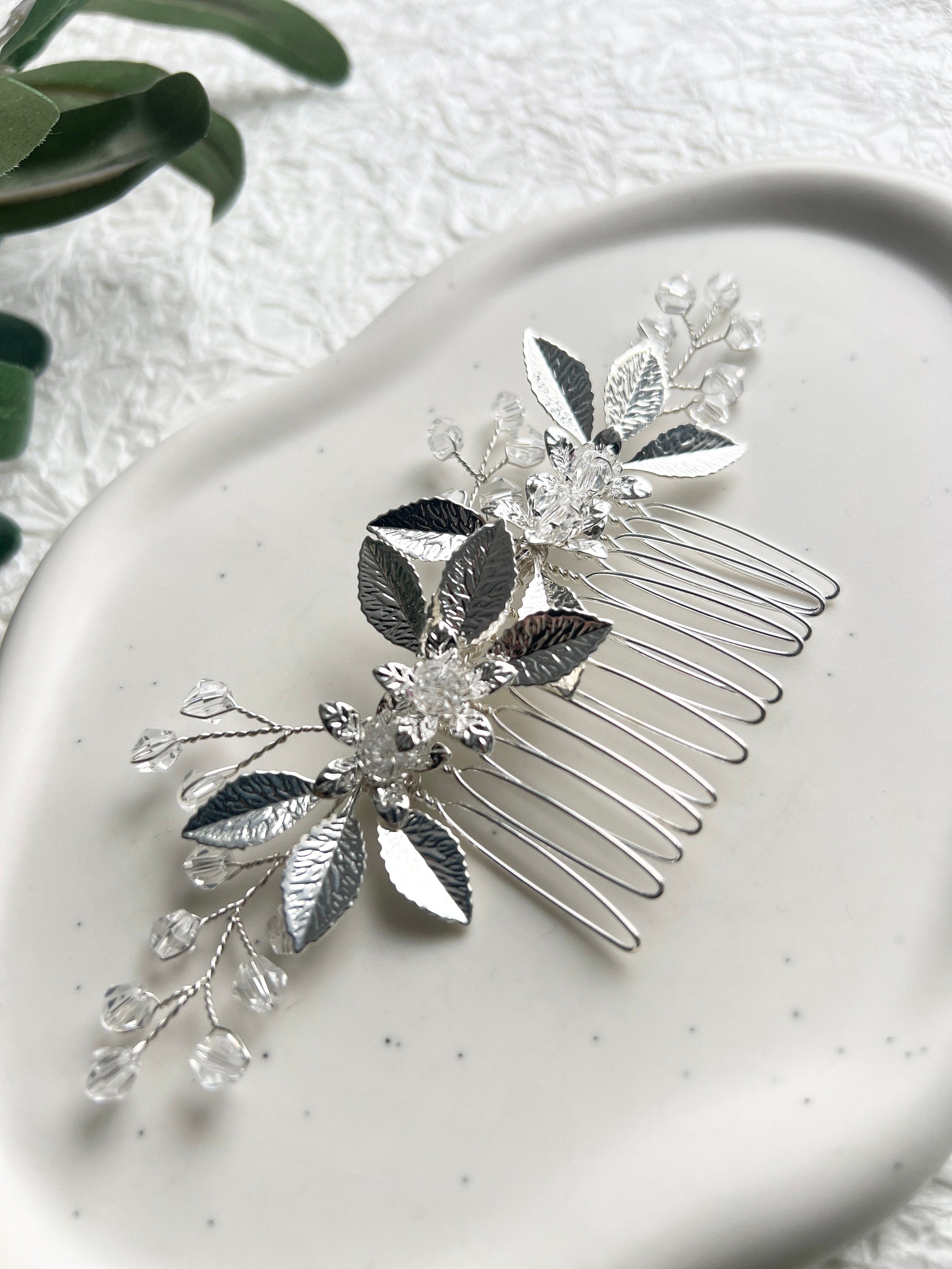 Braut Haarschmuck, Haarkamm, Perlen, Blüten und Blätter, Silber, Hochzeit, Juwelierdraht,-Brauthaarschmuck-Schmuckblüte