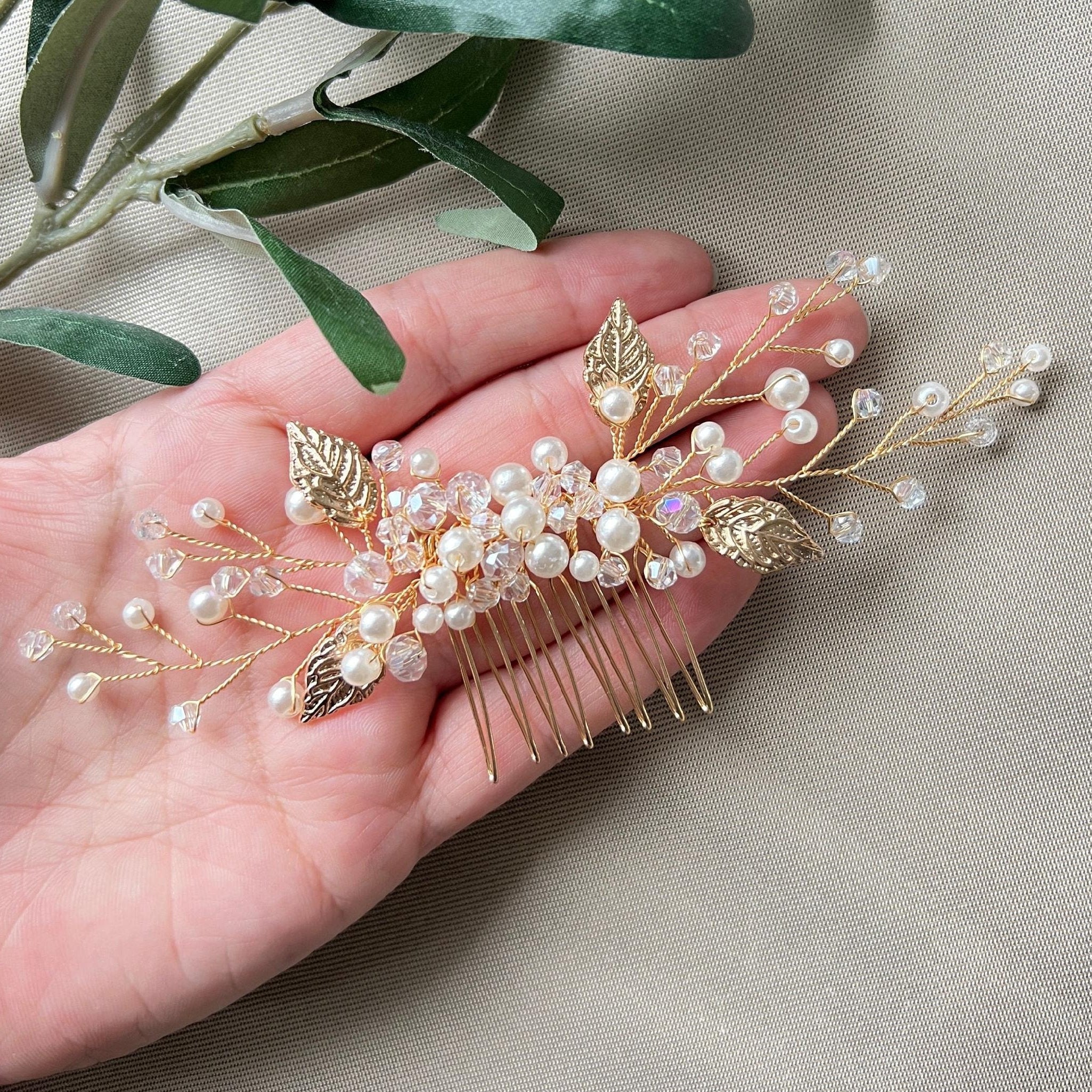 Haarschmuck fuer die Braut, Haarkamm, feine weisse und transparente Perlen, Gold, Haarkamm mit goldenen Blaettern, Hochzeitsschmuck, Schmuck Hochzeit, hochwertiger Brauthaarschmuck, Brautfrisur, Perlenschmuck, Weddinginspiration, Schmuckbluete