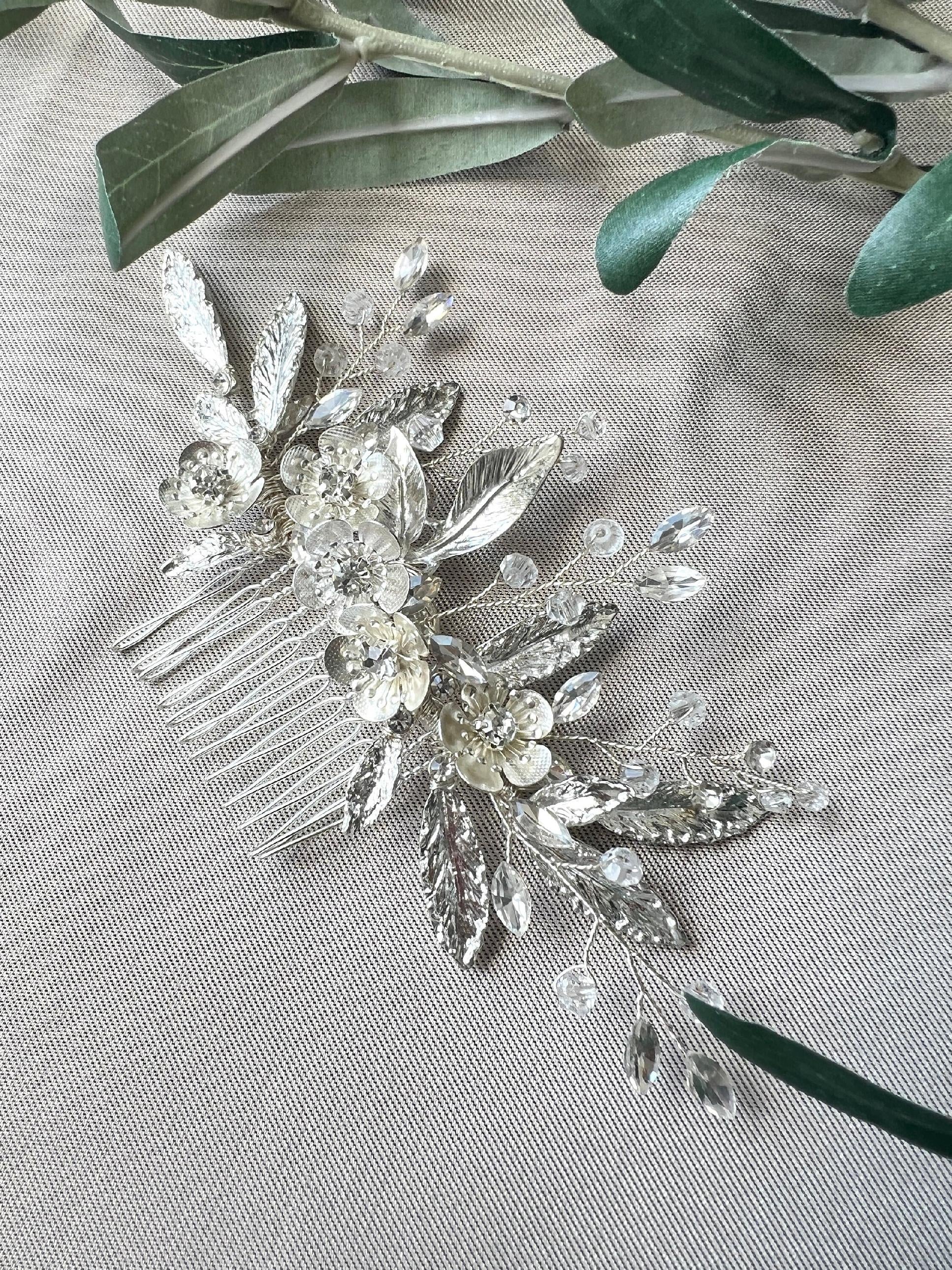 Braut Haarschmuck, Haarkamm Perlen, silber glänzend Blumen und Blätter, floral Hochzeit, Brauthaarschmuck, Brautschmuck-Brauthaarschmuck-Schmuckblüte