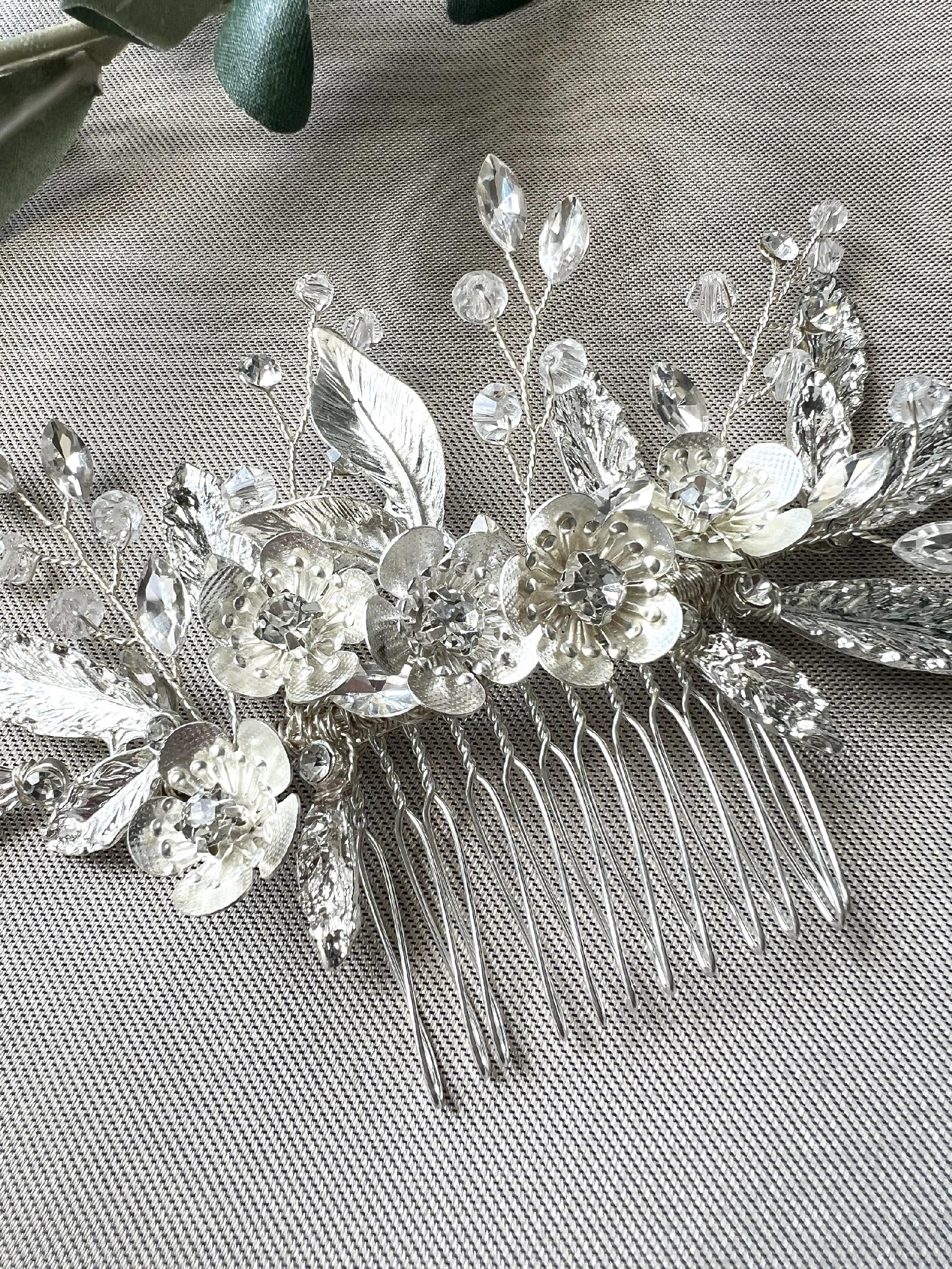 Braut Haarschmuck, Haarkamm Perlen, silber glänzend Blumen und Blätter, floral Hochzeit, Brauthaarschmuck, Brautschmuck-Brauthaarschmuck-Schmuckblüte