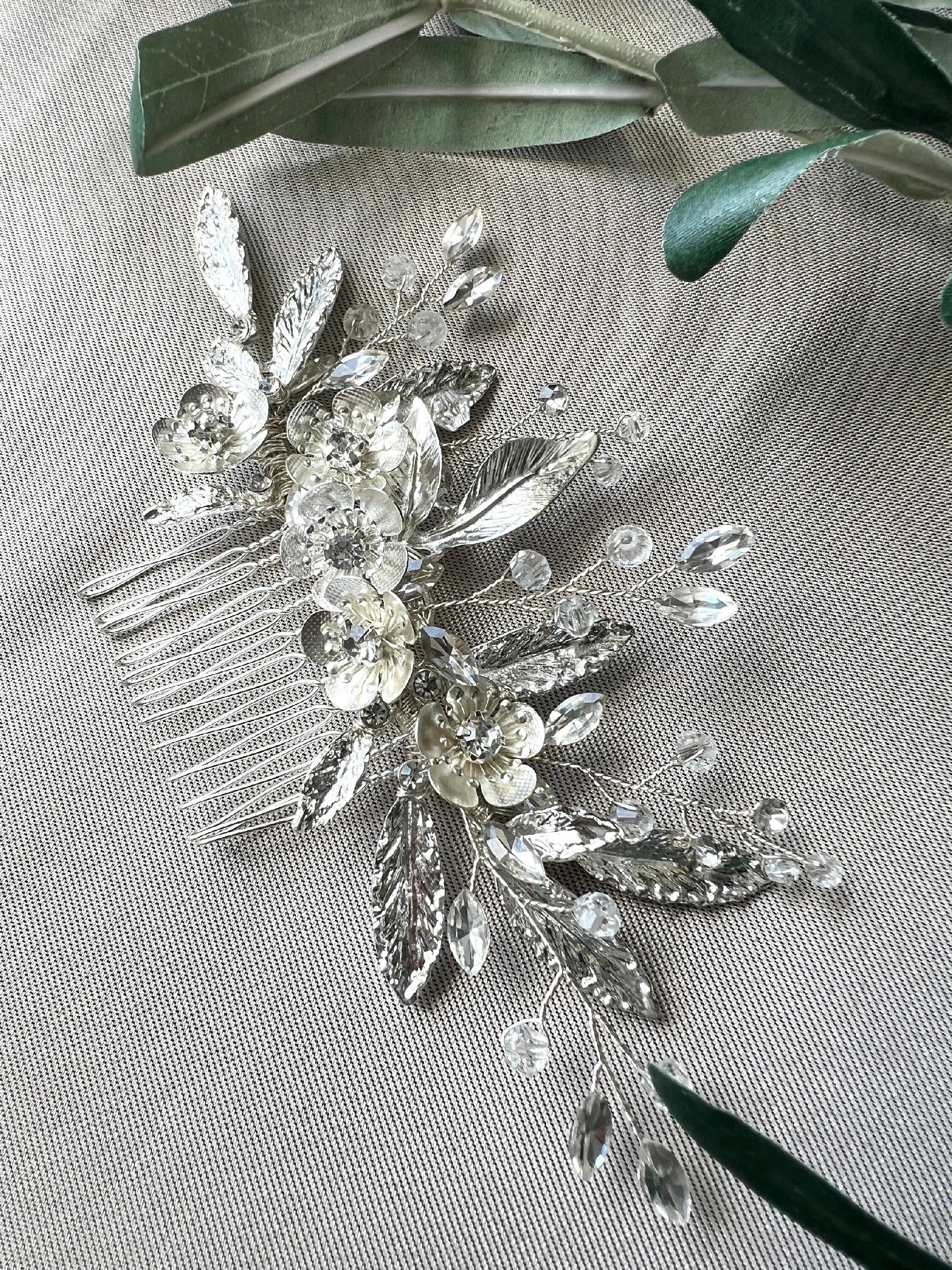 Braut Haarschmuck, Haarkamm Perlen, silber glänzend Blumen und Blätter, floral Hochzeit, Brauthaarschmuck, Brautschmuck-Brauthaarschmuck-Schmuckblüte