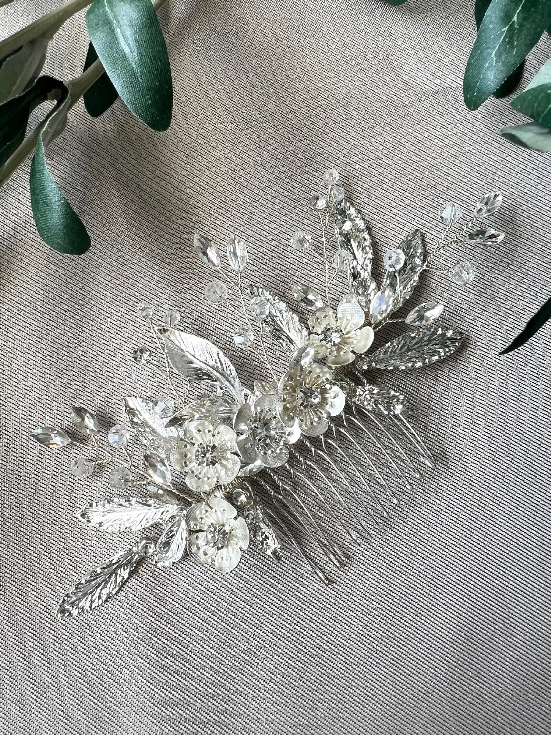 Braut Haarschmuck, Haarkamm Perlen, silber glänzend Blumen und Blätter, floral Hochzeit, Brauthaarschmuck, Brautschmuck-Brauthaarschmuck-Schmuckblüte