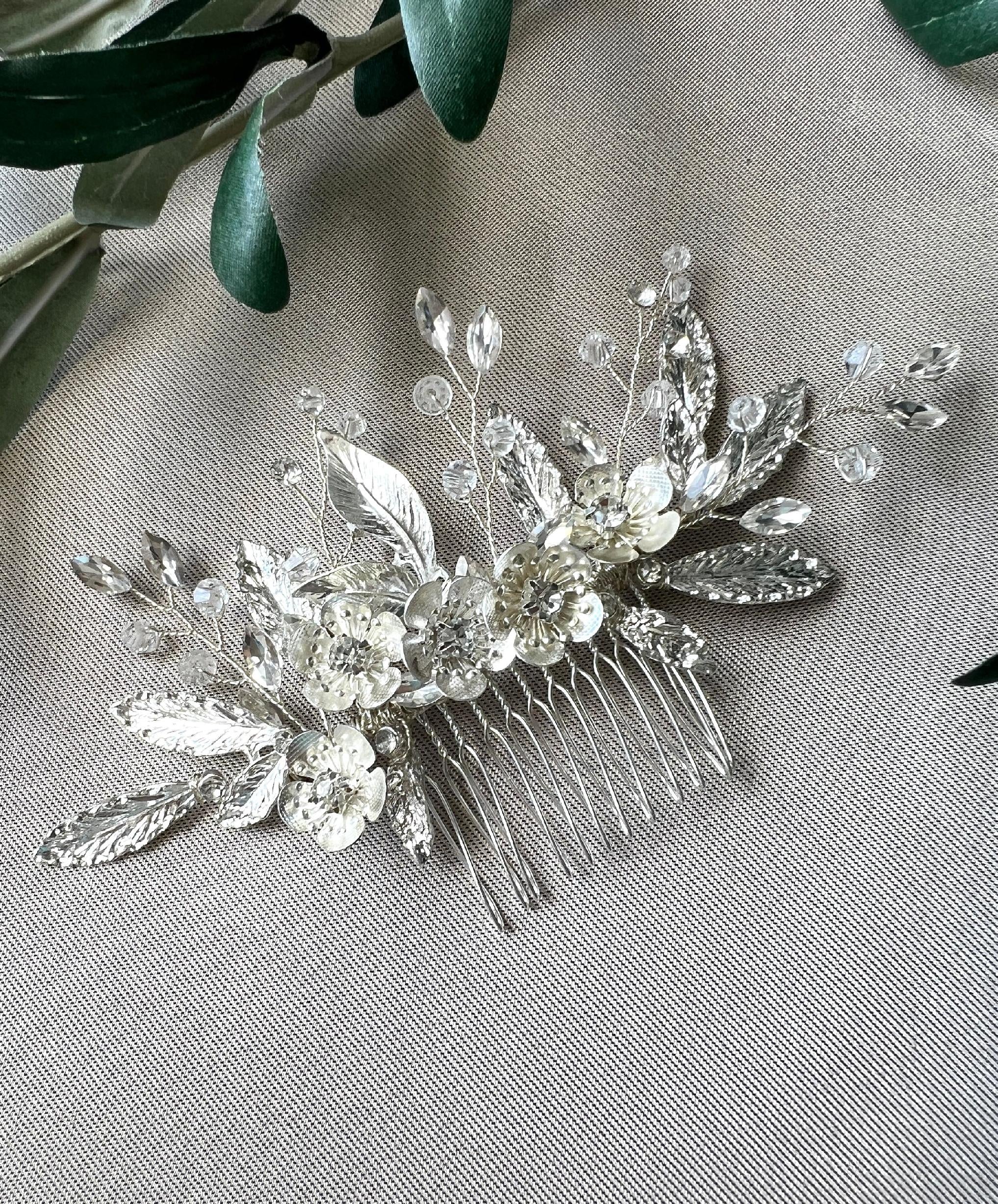 Braut Haarschmuck, Haarkamm Perlen, silber glänzend Blumen und Blätter, floral Hochzeit, Brauthaarschmuck, Brautschmuck-Brauthaarschmuck-Schmuckblüte