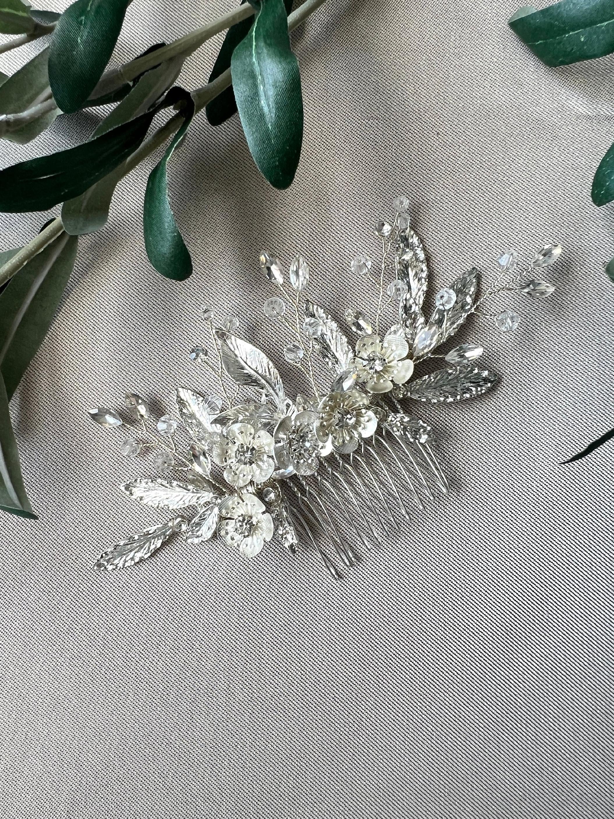 Braut Haarschmuck, Haarkamm Perlen, silber glänzend Blumen und Blätter, floral Hochzeit, Brauthaarschmuck, Brautschmuck-Brauthaarschmuck-Schmuckblüte