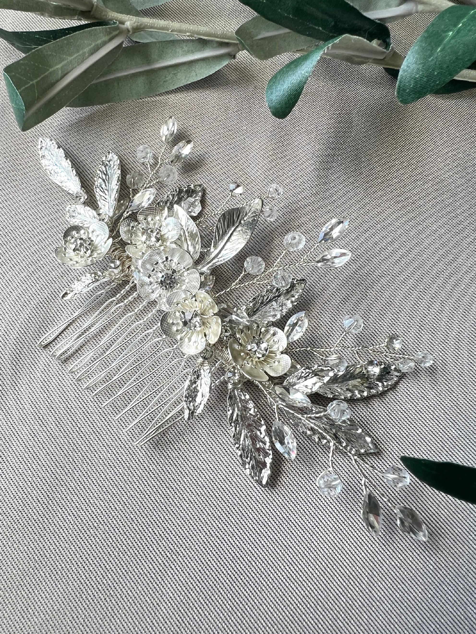 Braut Haarschmuck, Haarkamm Perlen, silber glänzend Blumen und Blätter, floral Hochzeit, Brauthaarschmuck, Brautschmuck-Brauthaarschmuck-Schmuckblüte