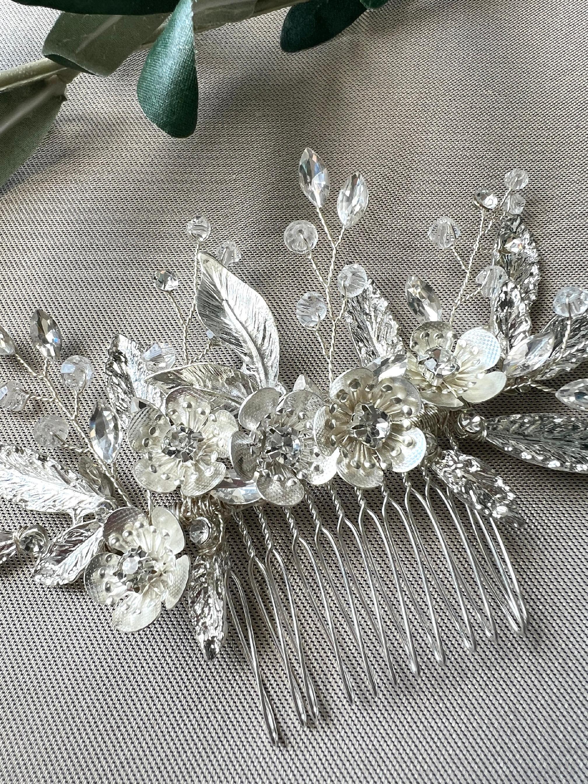 Braut Haarschmuck, Haarkamm Perlen, silber glänzend Blumen und Blätter, floral Hochzeit, Brauthaarschmuck, Brautschmuck-Brauthaarschmuck-Schmuckblüte