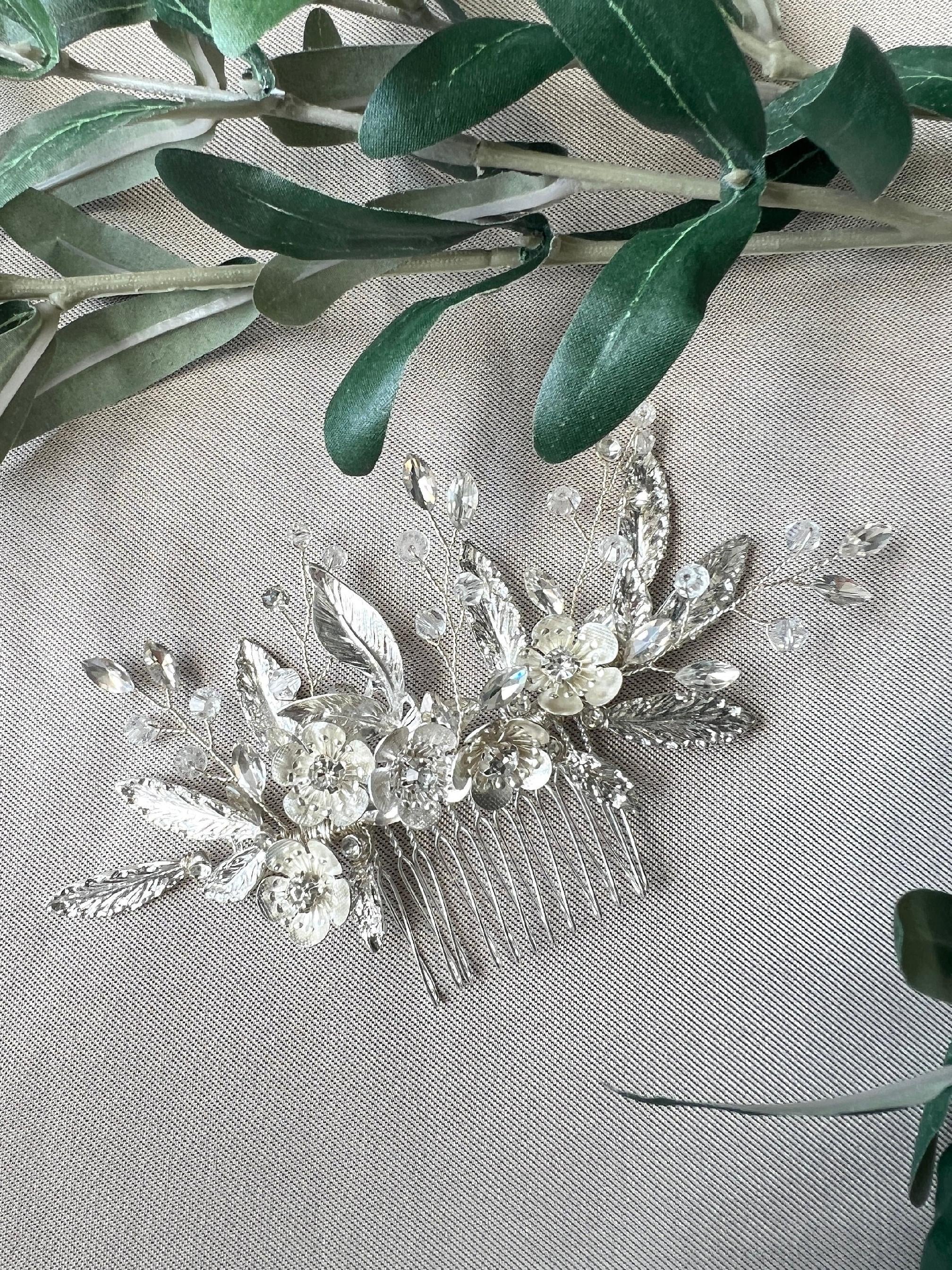 Braut Haarschmuck, Haarkamm Perlen, silber glänzend Blumen und Blätter, floral Hochzeit, Brauthaarschmuck, Brautschmuck-Brauthaarschmuck-Schmuckblüte