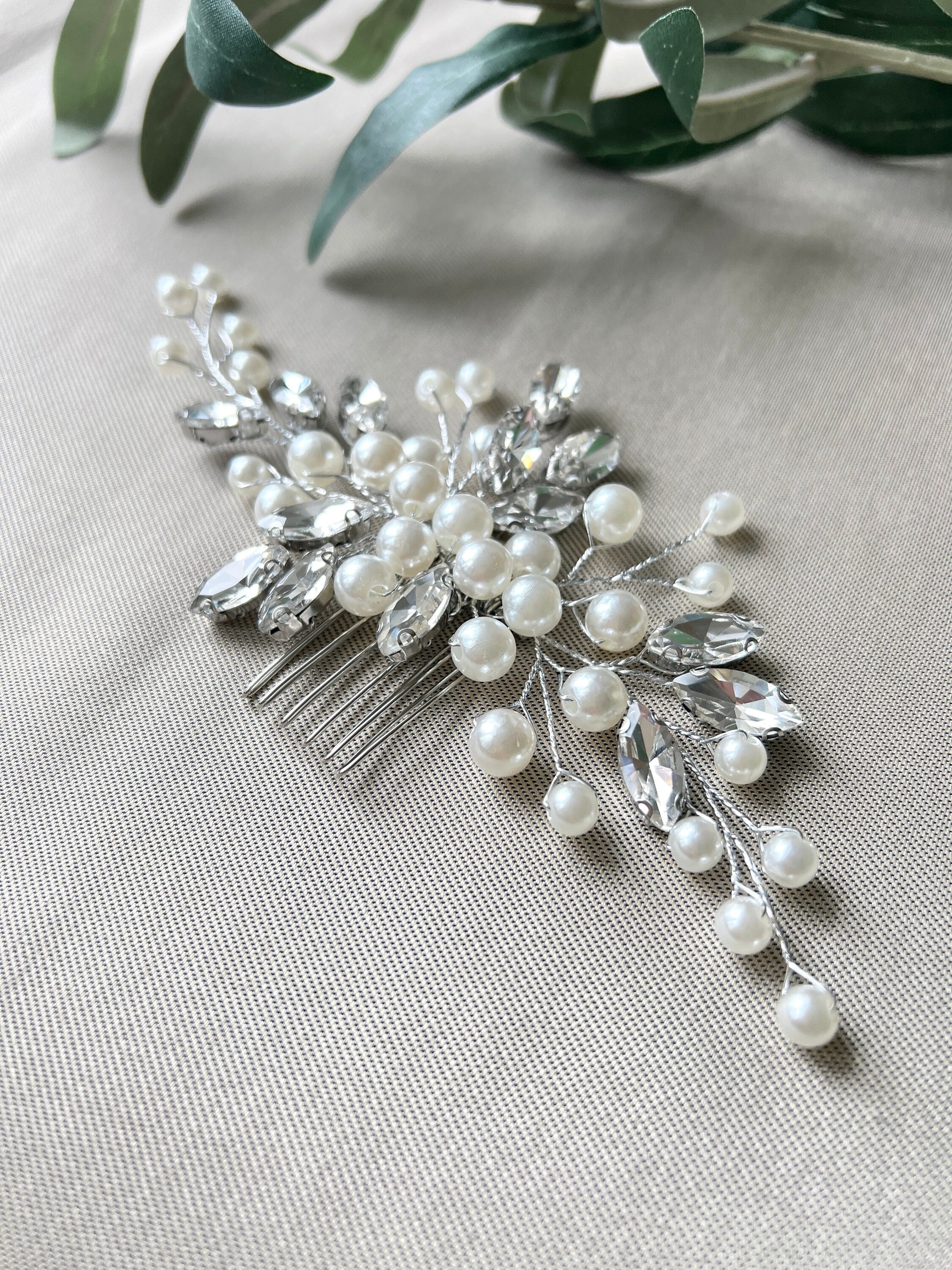 Braut Haarschmuck, Haarkamm, Perlen und Strasssteine, Silber, Weiß, Hochzeit, hochwertiger-Brauthaarschmuck-Schmuckblüte