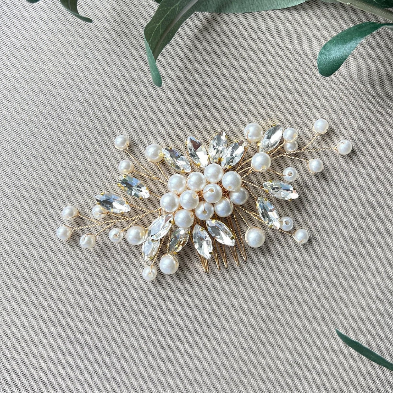 Braut Haarschmuck Haarkamm in gold mit Perlen und Strasssteinen, Hochzeit, hochwertiger Kopfschmuck für eine Brautfrisur, funkelnder Schmuck-Brauthaarschmuck-Schmuckblüte