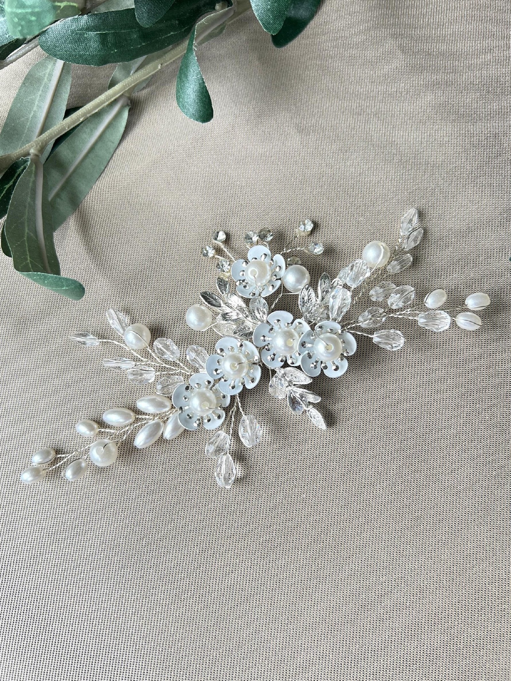 Braut Haarschmuck Haarspange - gold und silber - Perlen und Blumen - Brautschmuck Hochzeitsschmuck Brautjungfer Trauzeugin Blumenhaarschmuck - Silber-Brauthaarschmuck-Schmuckblüte