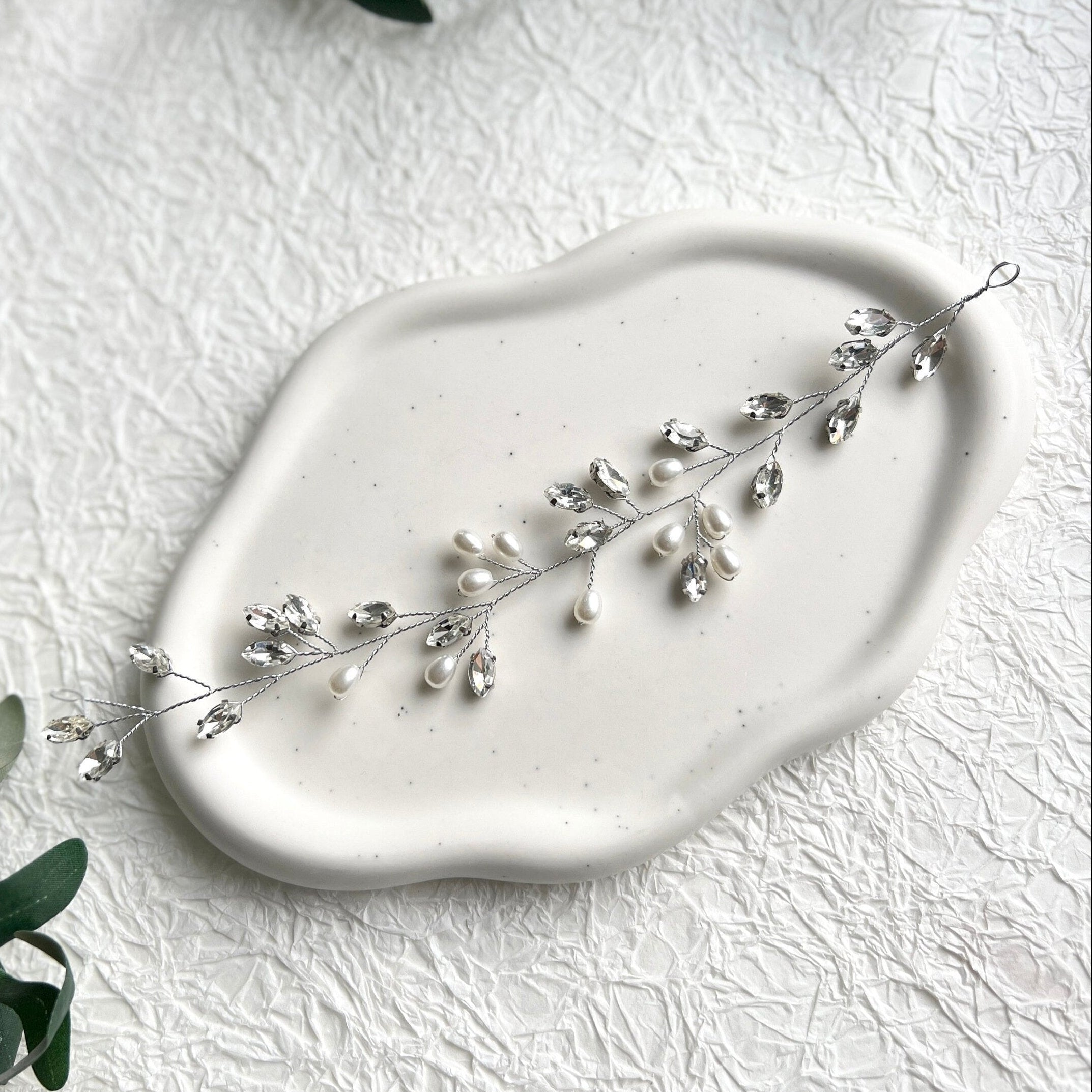 Braut Haarschmuck, silber mit Perlen und Strasssteinen, Schmuck Hochzeit, Brautschmuck, Hochzeitshaarband, feiner Haarkranz, biegsame Haarranke für die Brautfrisur, Brauthaarschmuck, Perlenschmuck, feine Haarrebe, Weddinginspiration, Schmuckbluete