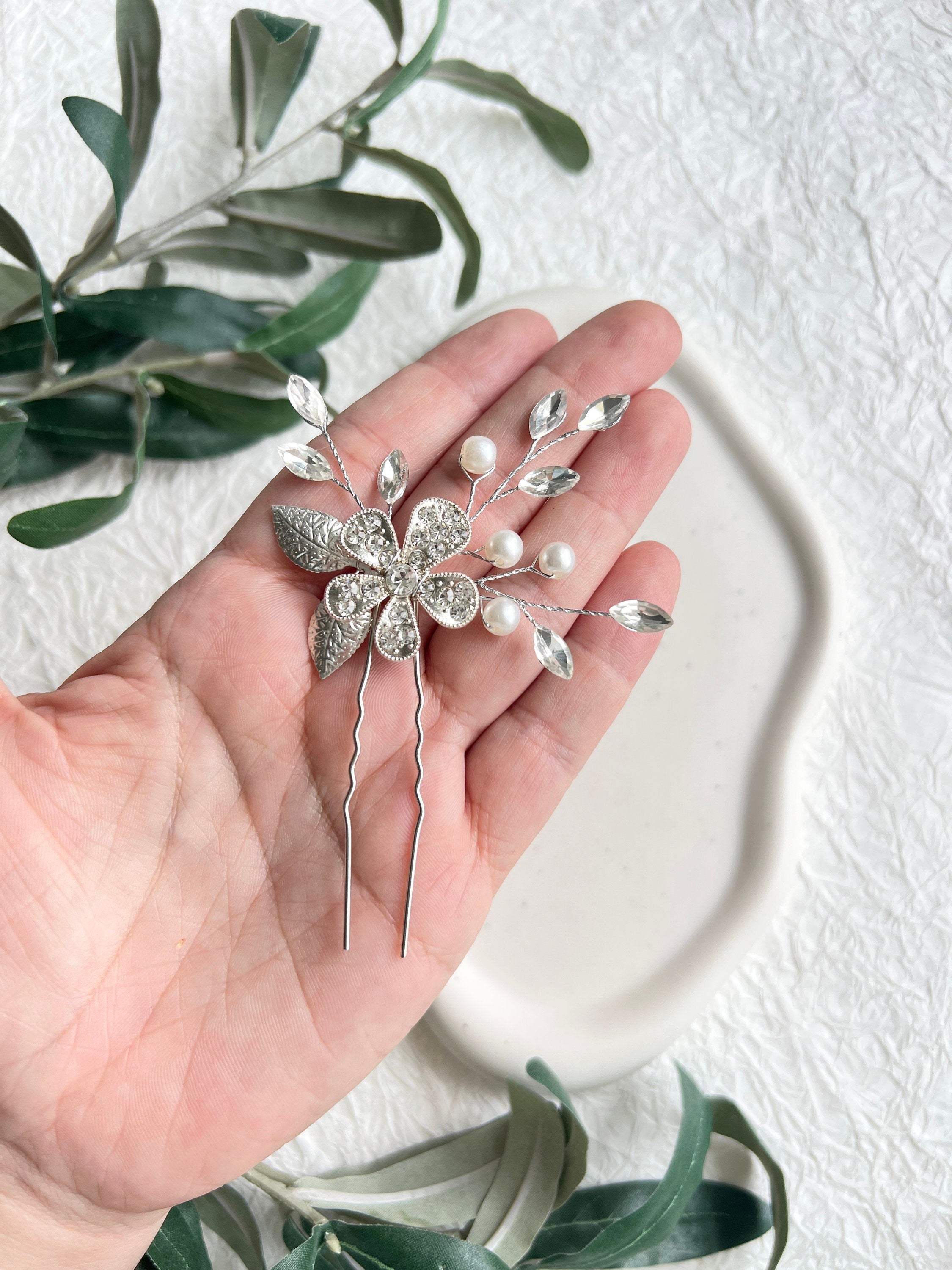 Braut Haarschmuck, Silber, weiße Perlen, silberne Blume, Strass, Haarspange, Hochzeit Schmuck,-Brauthaarschmuck-Schmuckblüte