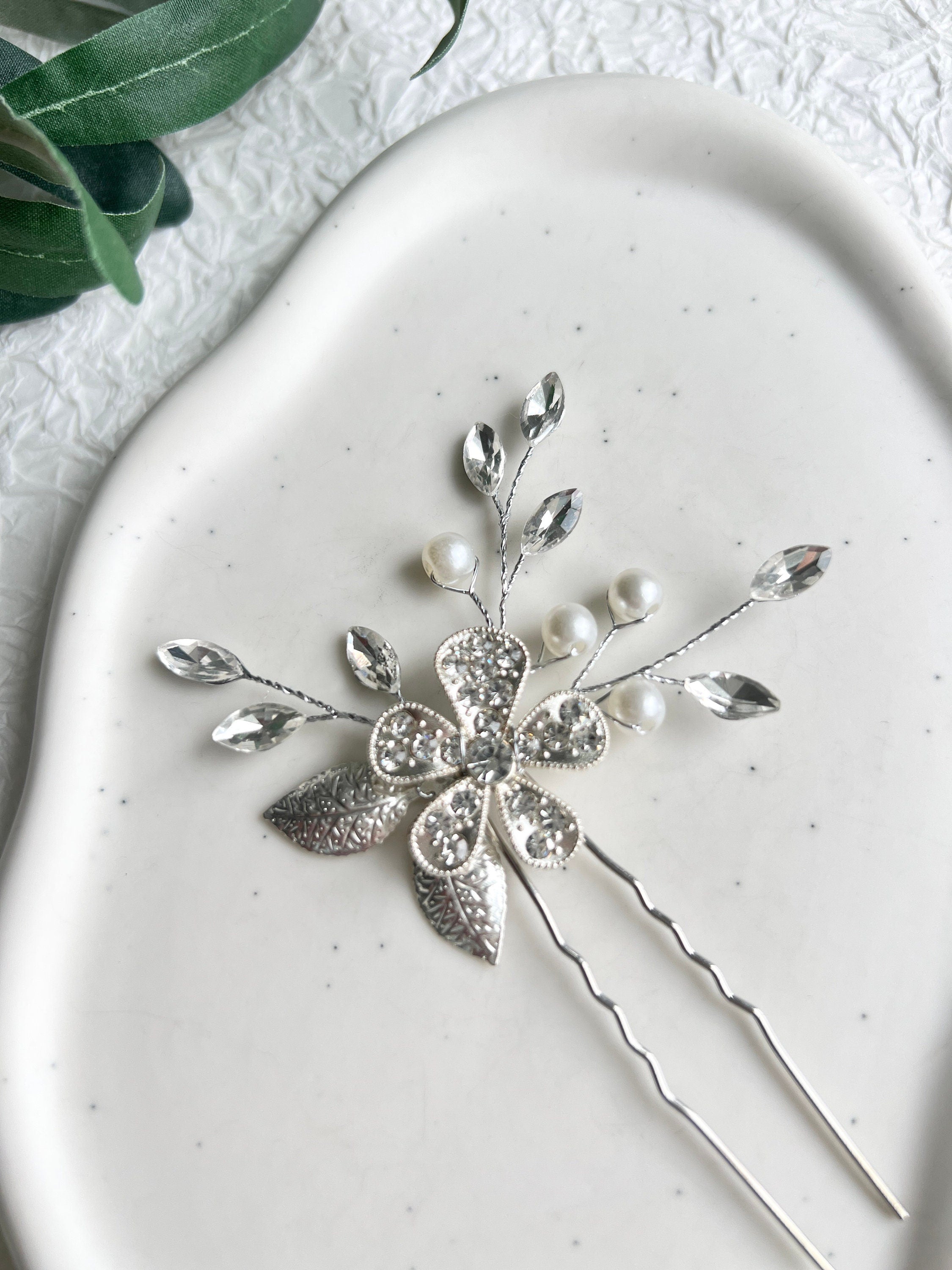 Braut Haarschmuck, Silber, weiße Perlen, silberne Blume, Strass, Haarspange, Hochzeit Schmuck,-Brauthaarschmuck-Schmuckblüte