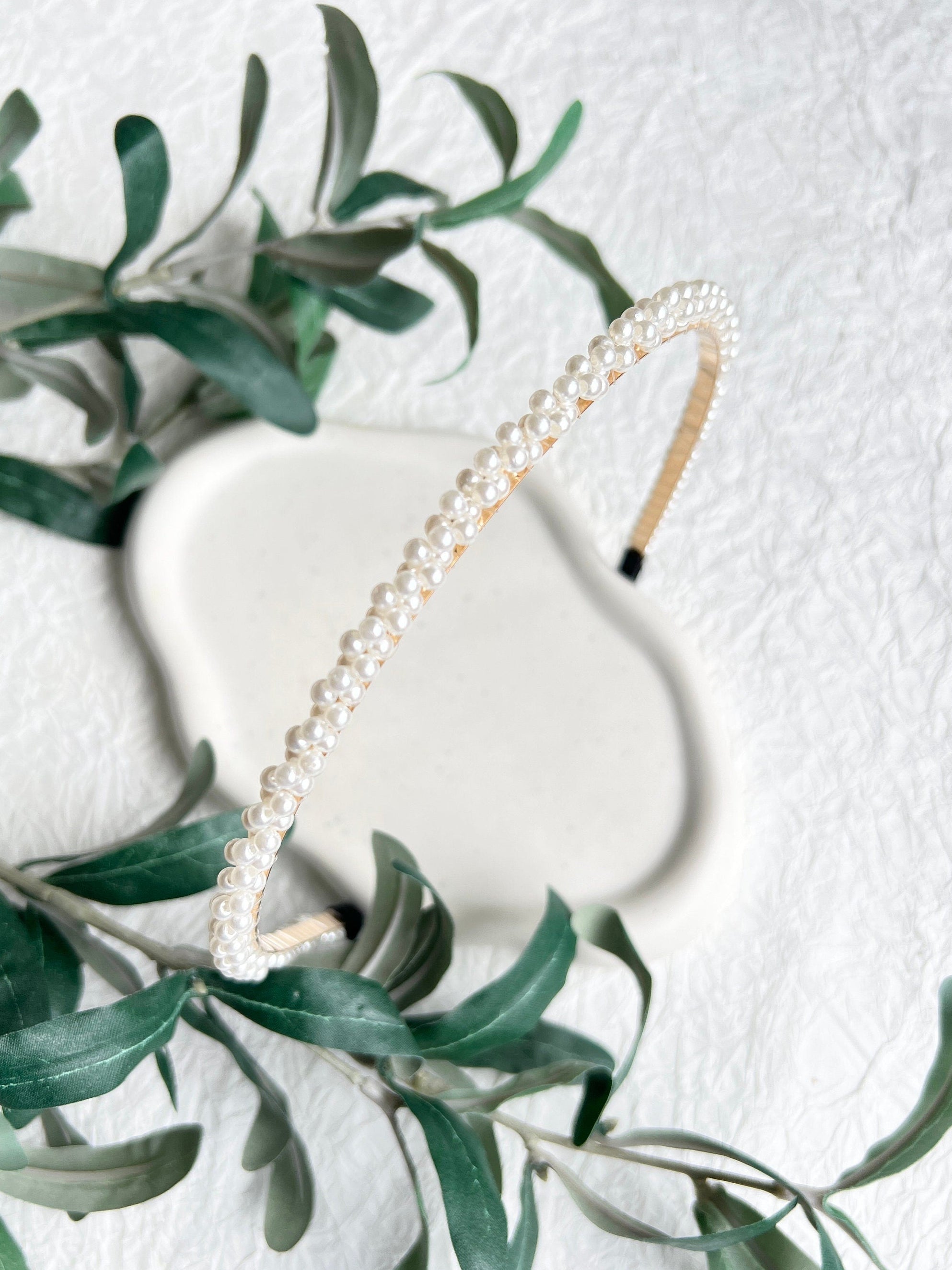 Feiner schmaler Perlenhaarreif, Haarreif mit eleganten zarten Perlen, goldene Details, Brauthaarschmuck, Haarschmuck für die Hochzeit, Standesamt, moderner Perlenschmuck, Brautfrisur, Schmuck, Braut