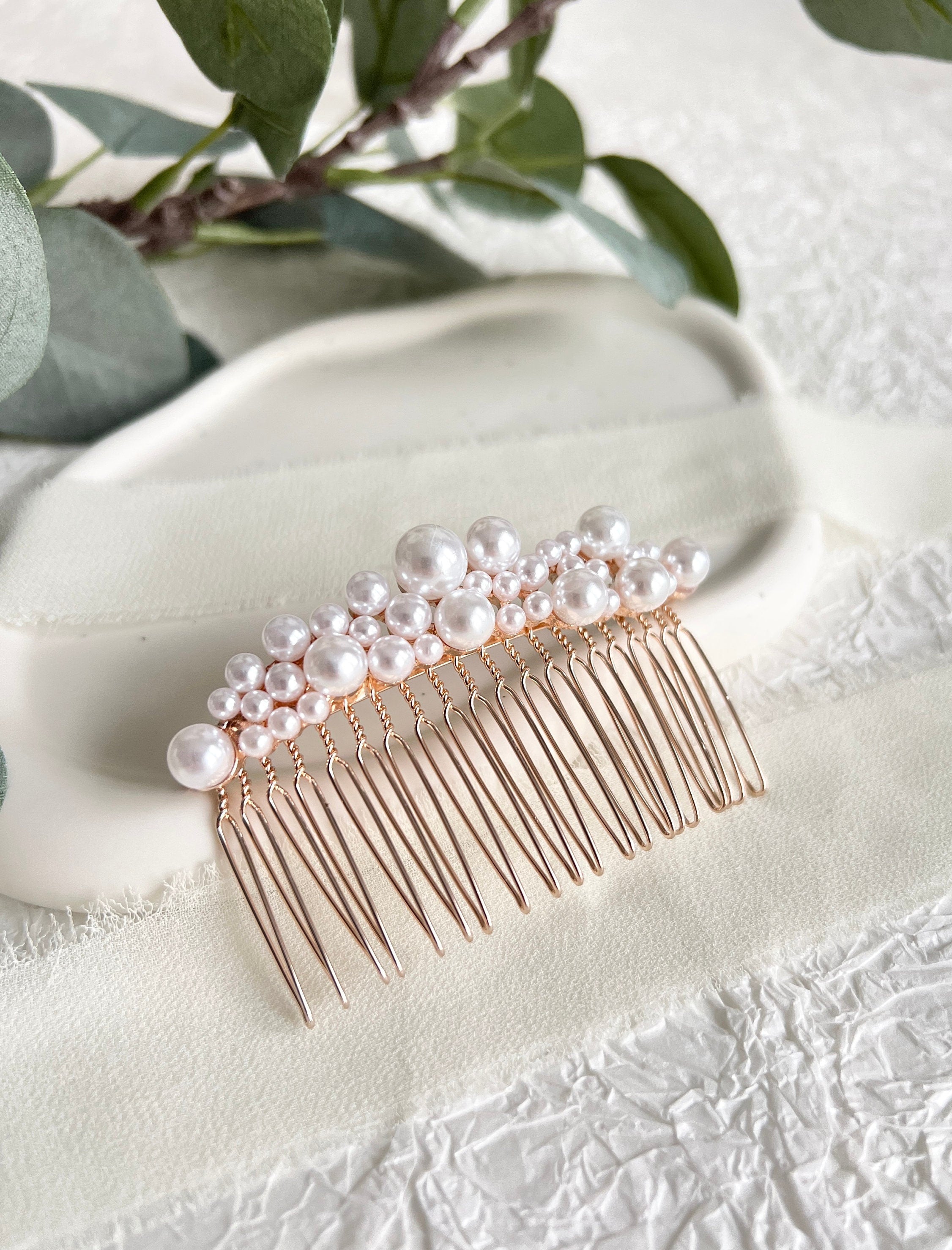 Haarschmuck, eleganter Haarkamm mit weissen Perlen, Roségold, Schmuck Hochzeit, Perlenschmuck fuer die Braut, Brautfrisur, feiner Brauthaarschmuck, moderner Perlenhaarkamm, Schmuckbluete