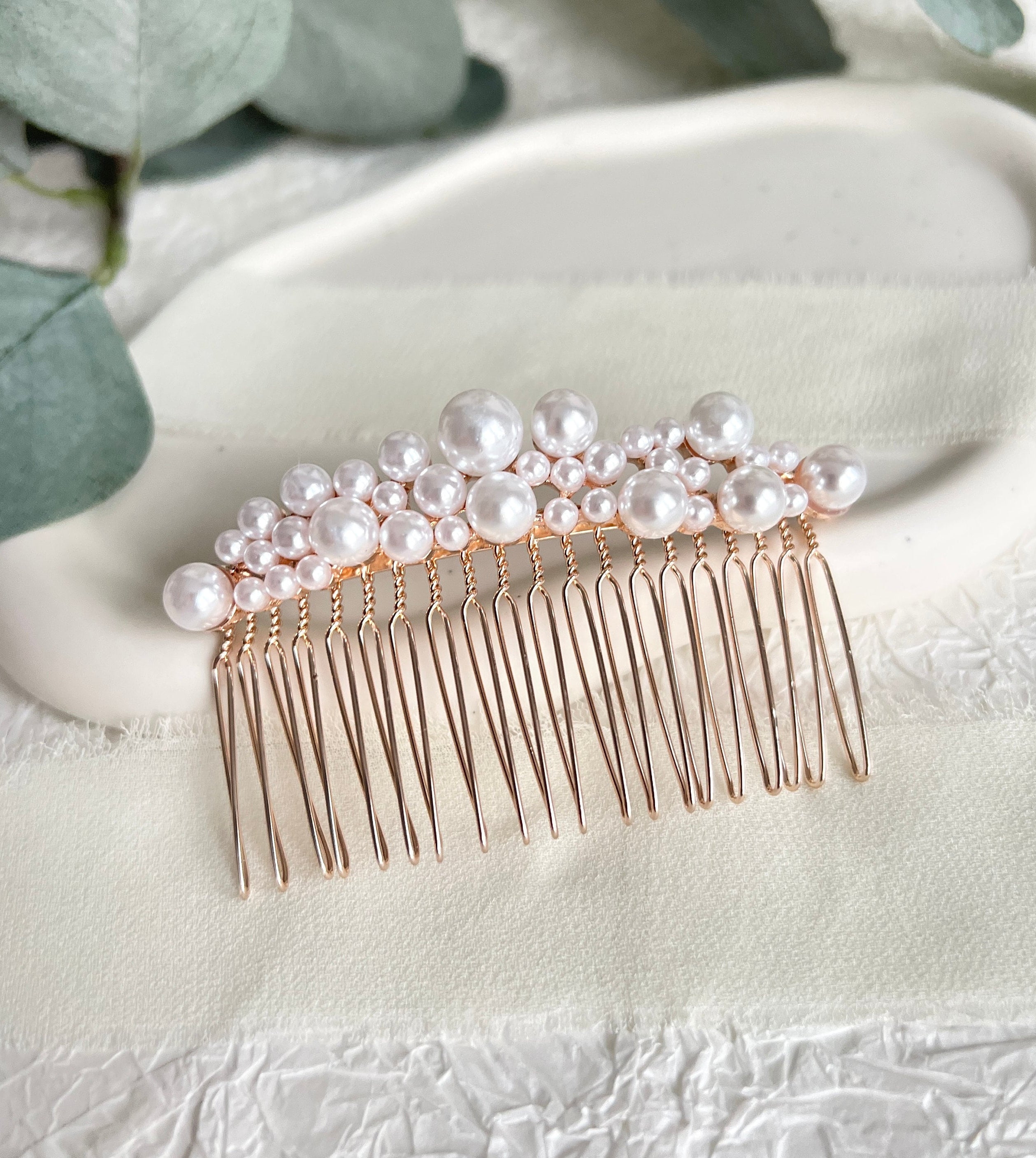 Haarschmuck, eleganter Haarkamm mit weissen Perlen, Roségold, Schmuck Hochzeit, Perlenschmuck fuer die Braut, Brautfrisur, feiner Brauthaarschmuck, moderner Perlenhaarkamm, Schmuckbluete