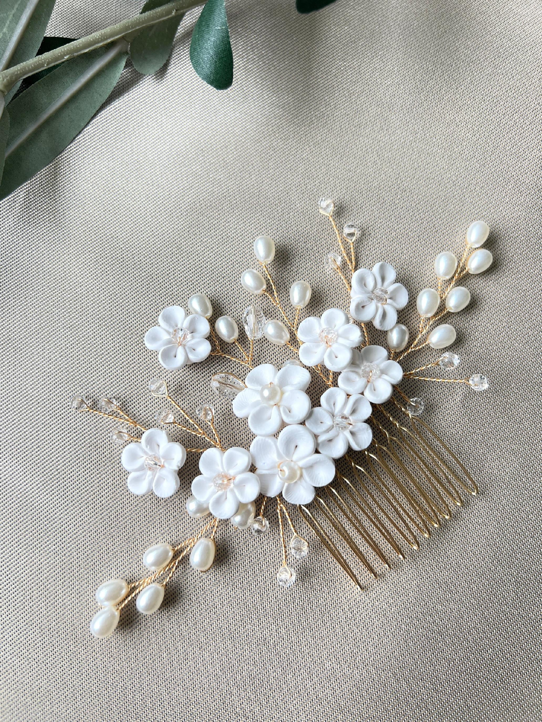 Braut Haarschmuck, gold, Perlen Haarkamm mit weißen Blumen, Hochzeit, Brautschmuck, Brauthaarschmuck, florale Brautfrisur, Brautjungfer-Brauthaarschmuck-Schmuckblüte