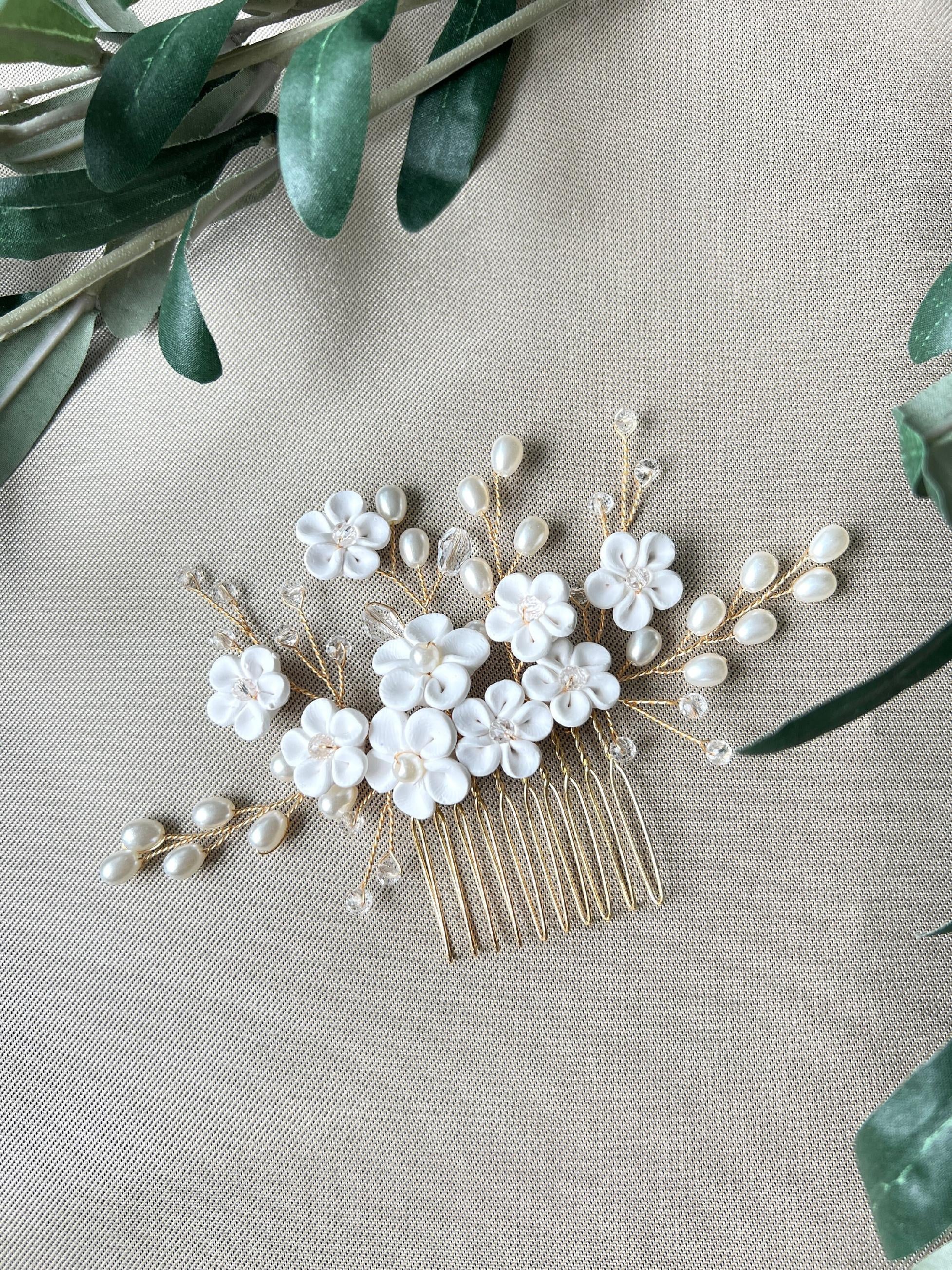 Braut Haarschmuck, gold, Perlen Haarkamm mit weißen Blumen, Hochzeit, Brautschmuck, Brauthaarschmuck, florale Brautfrisur, Brautjungfer-Brauthaarschmuck-Schmuckblüte