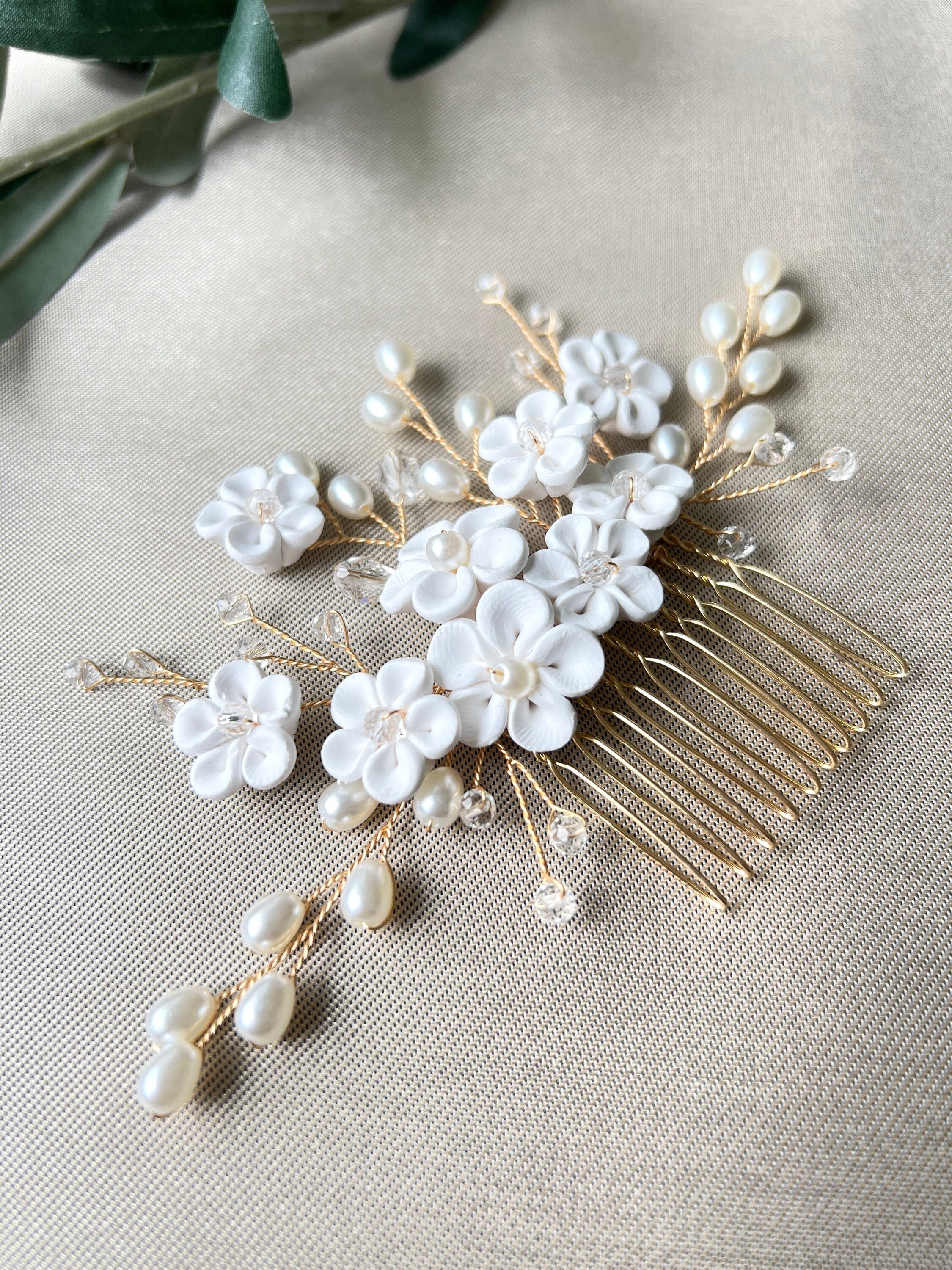 Braut Haarschmuck, gold, Perlen Haarkamm mit weißen Blumen, Hochzeit, Brautschmuck, Brauthaarschmuck, florale Brautfrisur, Brautjungfer-Brauthaarschmuck-Schmuckblüte