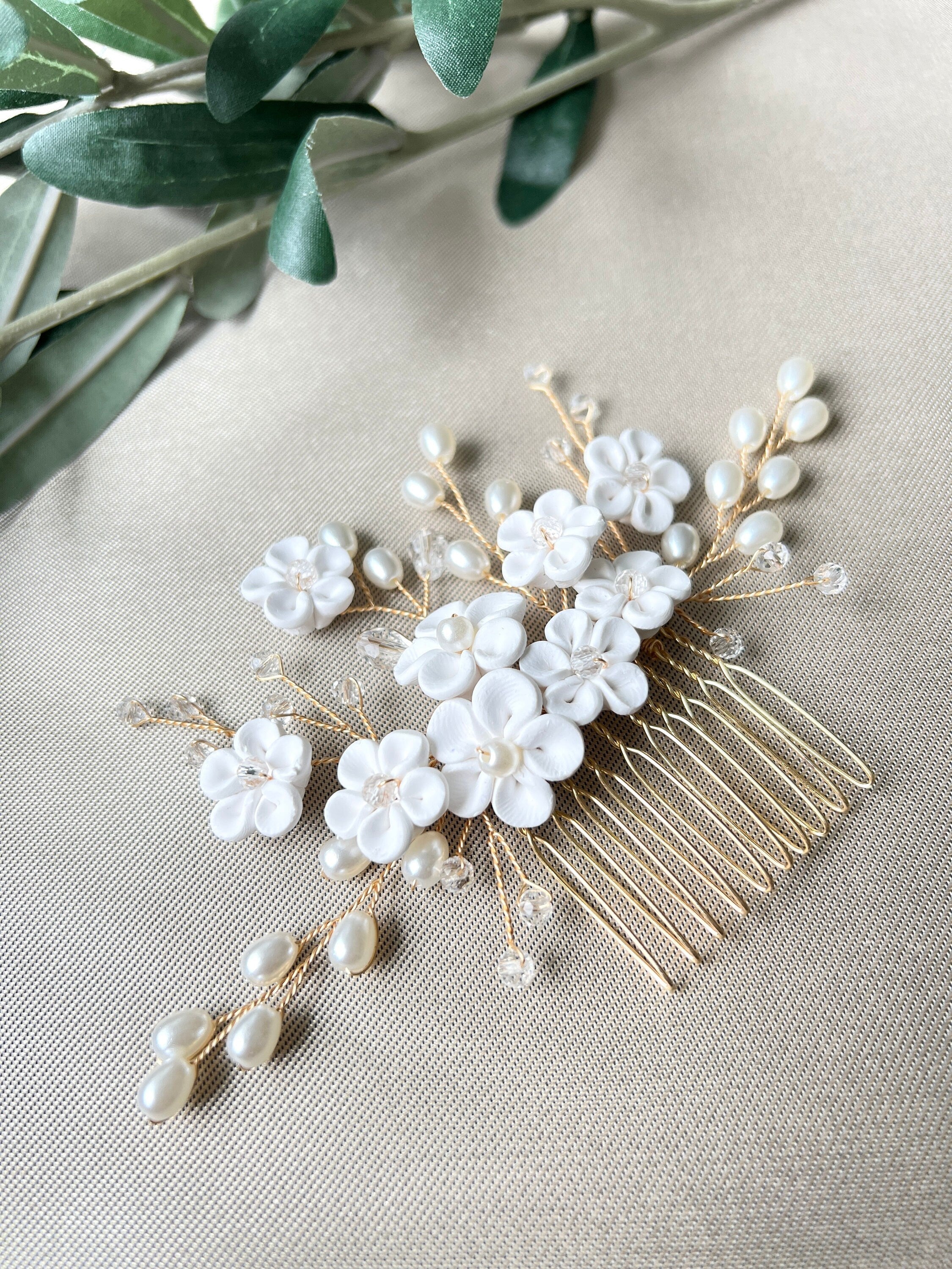 Braut Haarschmuck, gold, Perlen Haarkamm mit weißen Blumen, Hochzeit, Brautschmuck, Brauthaarschmuck, florale Brautfrisur, Brautjungfer-Brauthaarschmuck-Schmuckblüte