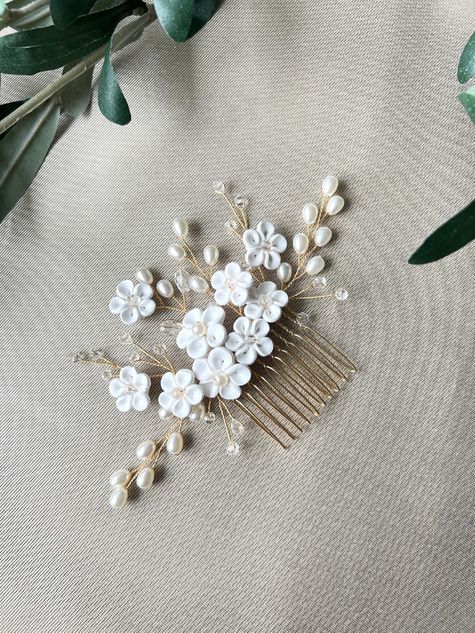 Braut Haarschmuck, gold, Perlen Haarkamm mit weißen Blumen, Hochzeit, Brautschmuck, Brauthaarschmuck, florale Brautfrisur, Brautjungfer-Brauthaarschmuck-Schmuckblüte