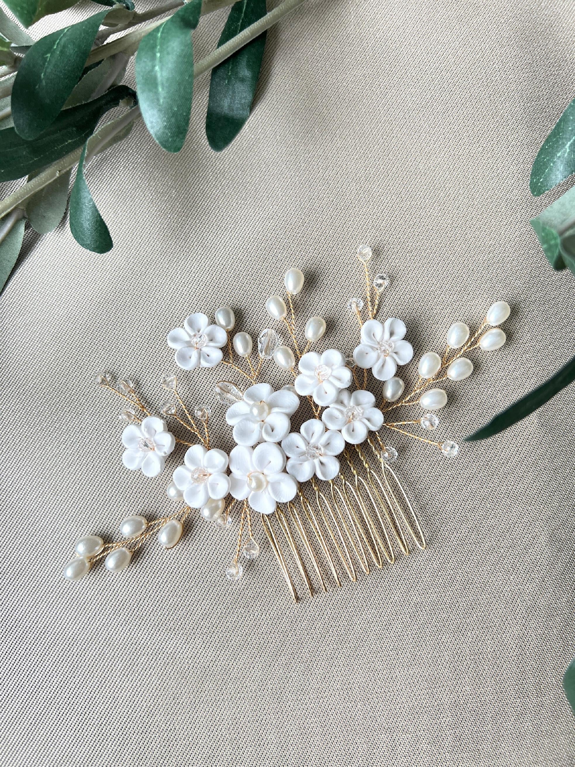 Braut Haarschmuck, gold, Perlen Haarkamm mit weißen Blumen, Hochzeit, Brautschmuck, Brauthaarschmuck, florale Brautfrisur, Brautjungfer-Brauthaarschmuck-Schmuckblüte