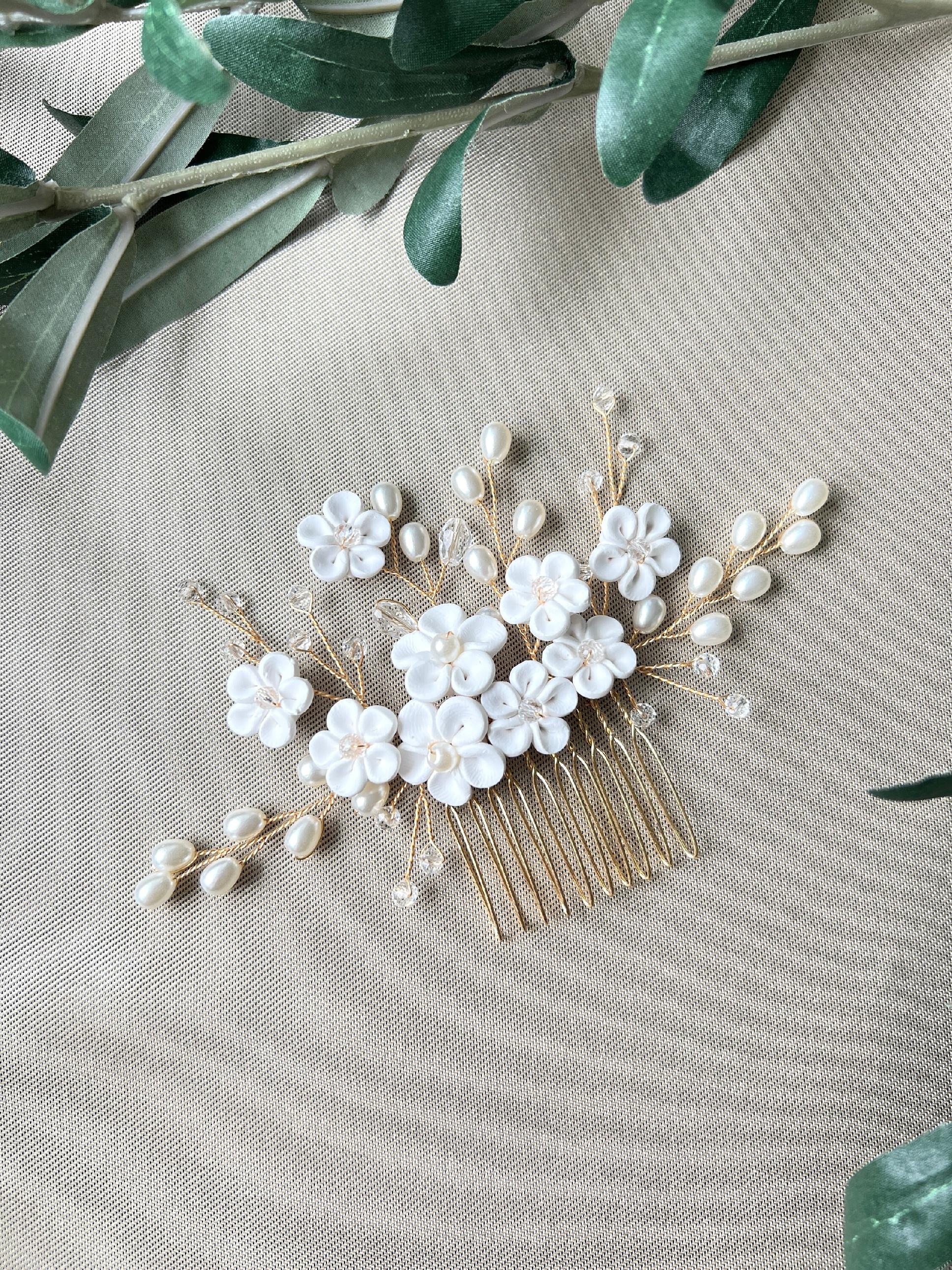 Braut Haarschmuck, gold, Perlen Haarkamm mit weißen Blumen, Hochzeit, Brautschmuck, Brauthaarschmuck, florale Brautfrisur, Brautjungfer-Brauthaarschmuck-Schmuckblüte