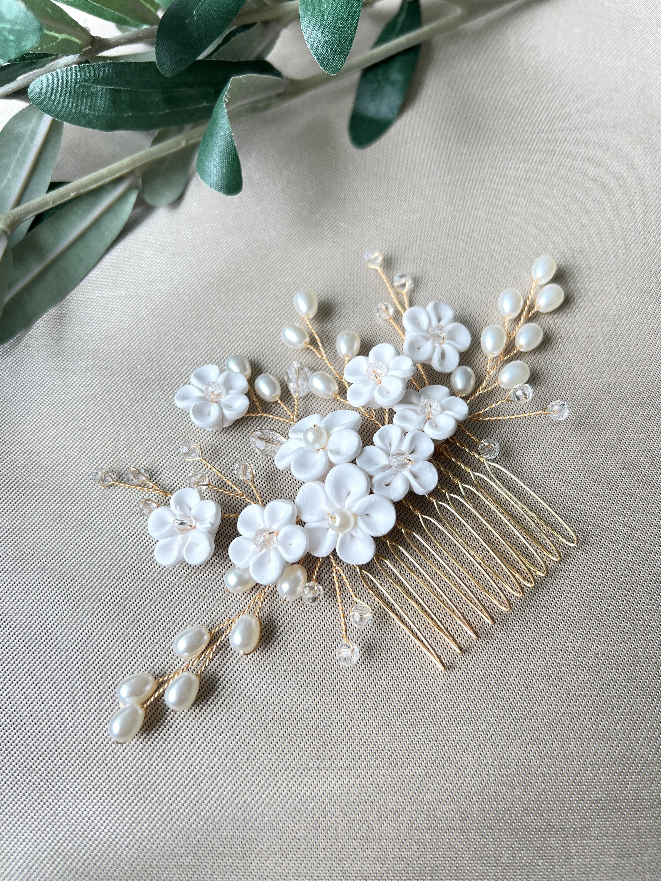 Braut Haarschmuck, gold, Perlen Haarkamm mit weißen Blumen, Hochzeit, Brautschmuck, Brauthaarschmuck, florale Brautfrisur, Brautjungfer-Brauthaarschmuck-Schmuckblüte