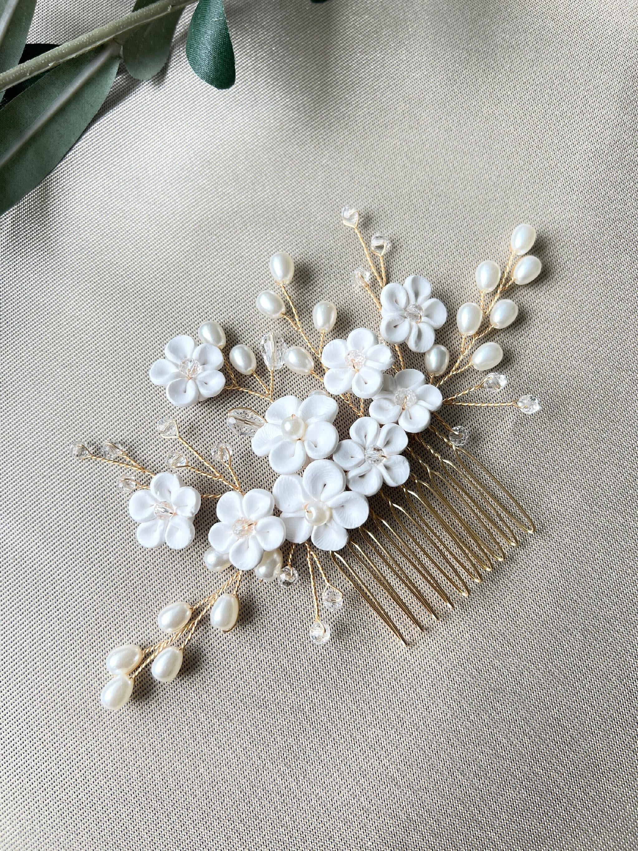 Braut Haarschmuck, gold, Perlen Haarkamm mit weißen Blumen, Hochzeit, Brautschmuck, Brauthaarschmuck, florale Brautfrisur, Brautjungfer-Brauthaarschmuck-Schmuckblüte