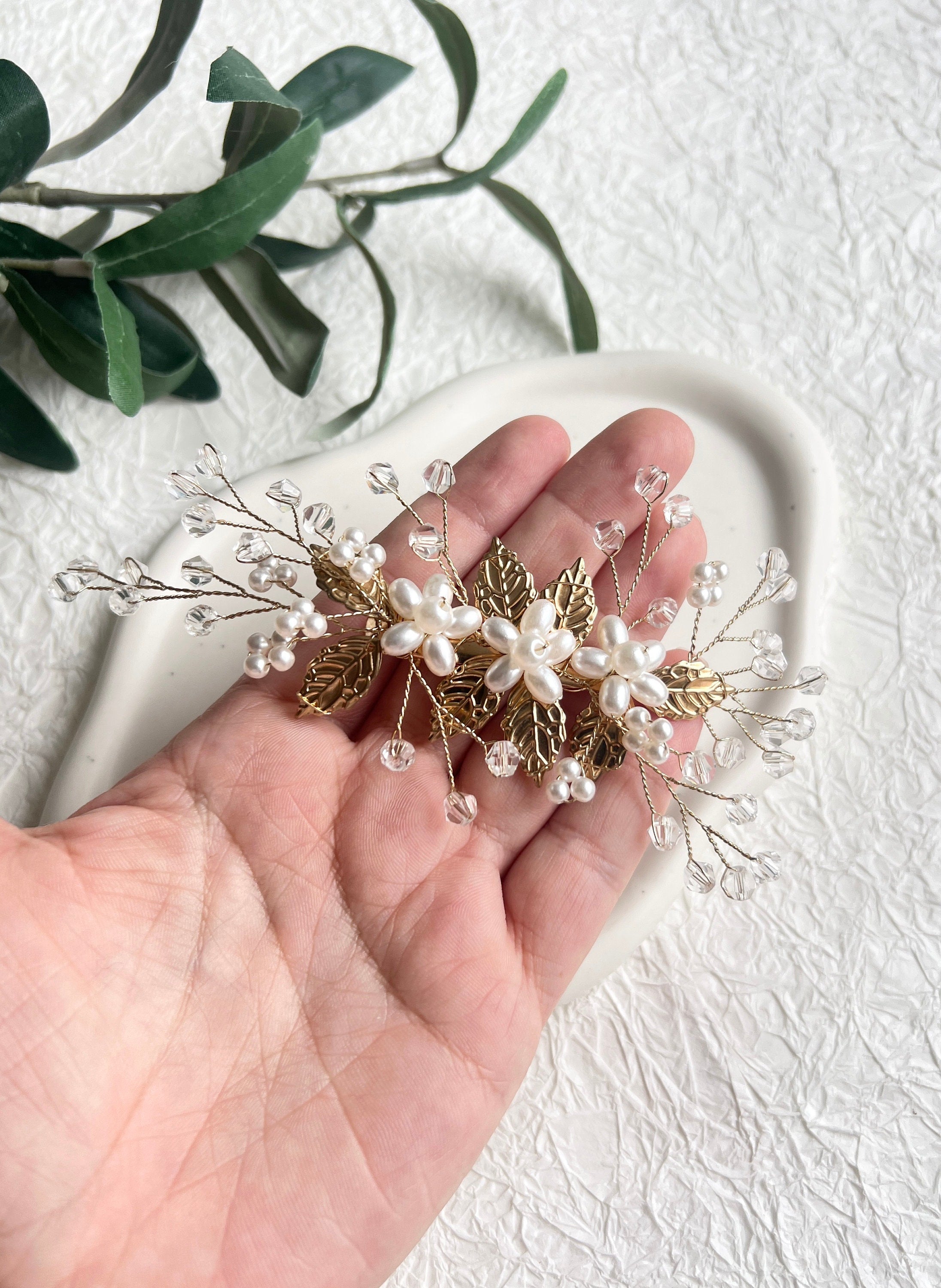 Braut Haarschmuck, gold mit weißen Perlen, Blumen und Blätter, Haarspange, Hochzeit, Brautschmuck,-Brauthaarschmuck-Schmuckblüte