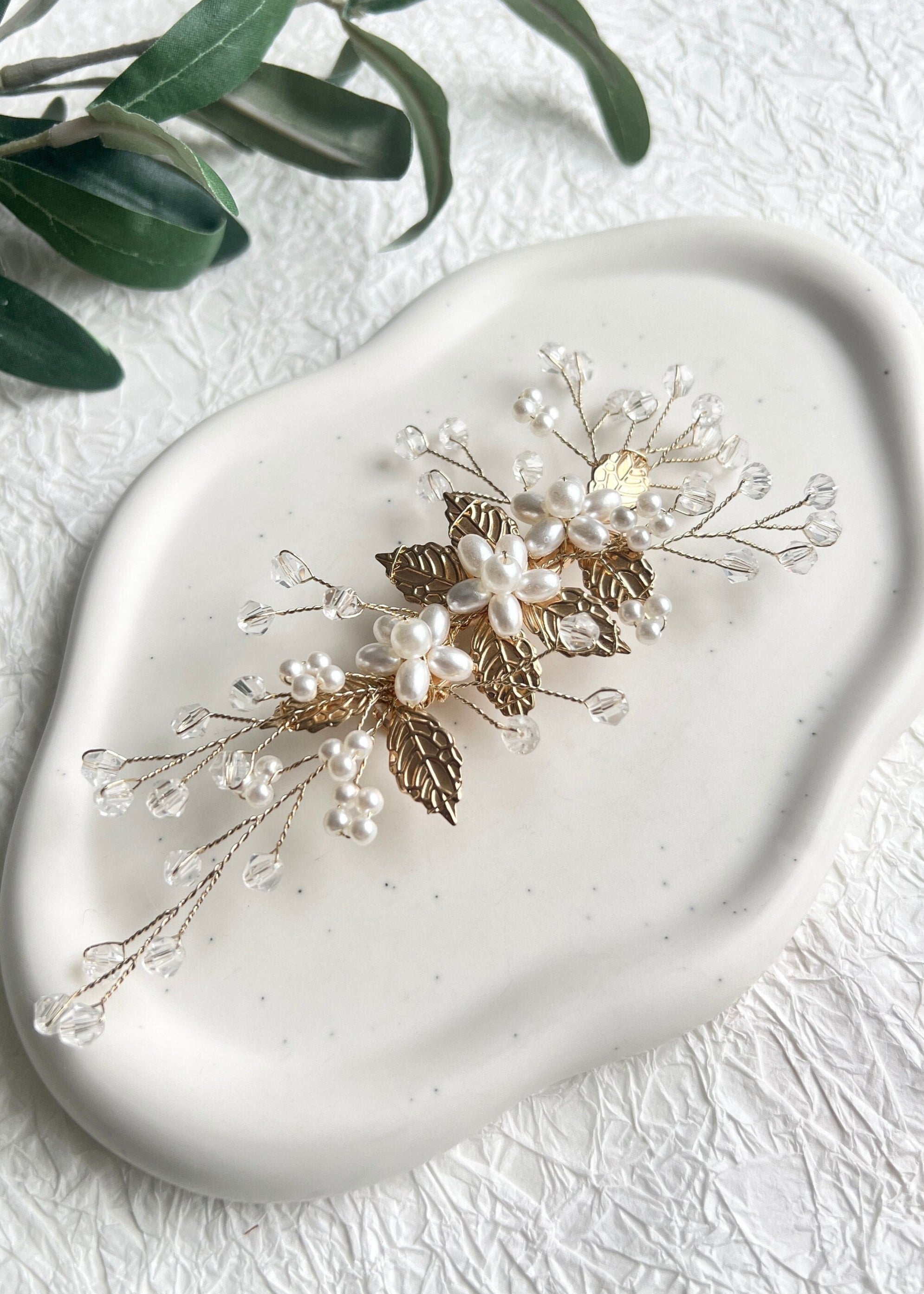 Braut Haarschmuck, gold mit weißen Perlen, Blumen und Blätter, Haarspange, Hochzeit, Brautschmuck,-Brauthaarschmuck-Schmuckblüte