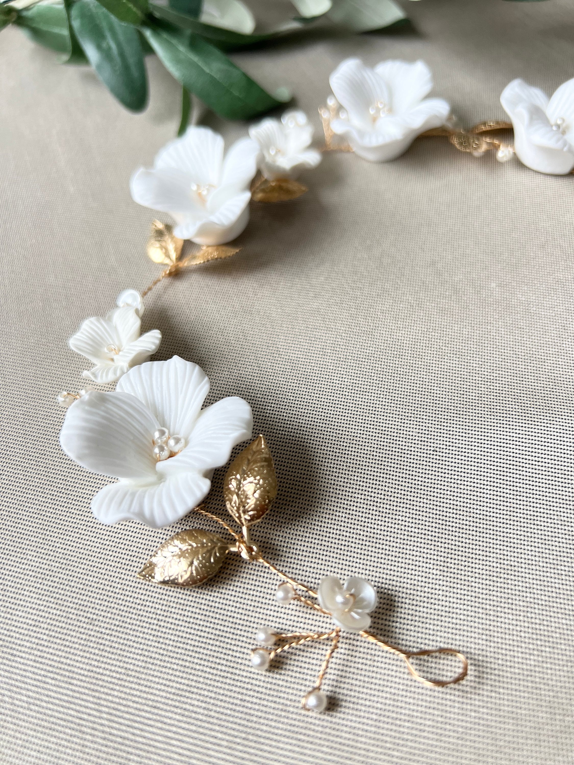 Braut Haarschmuck gold mit weißen Perlen Blüten goldene Blätter Hochzeit Brautschmuck-Brauthaarschmuck-Schmuckblüte