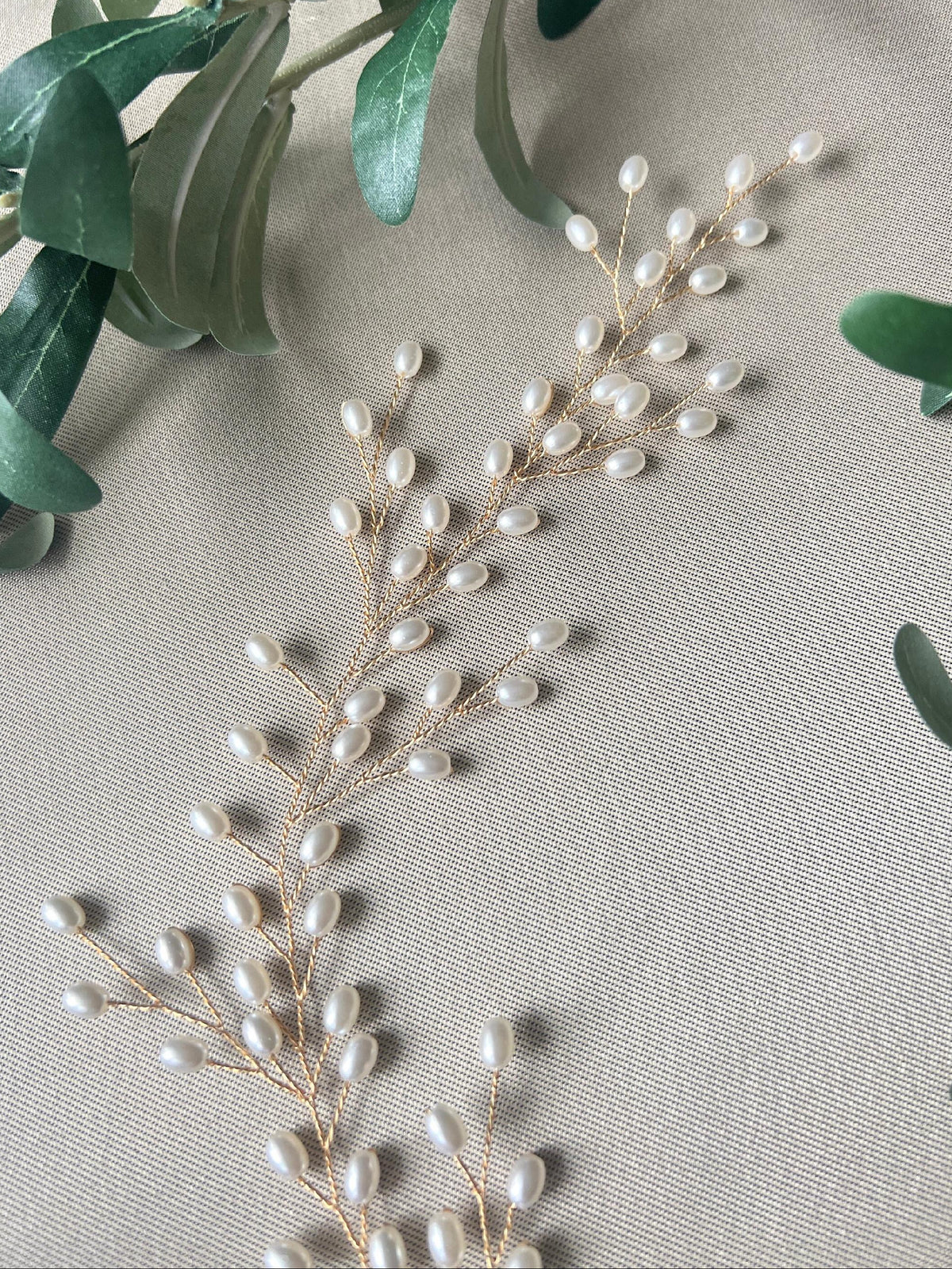 Haarschmuck, hellgold mit Perlen, moderner Perlenschmuck, feine Haarrebe, Brautfrisur, Hochzeitsschmuck, Brautschmuck, biegsames Hochzeitshaarband, Brauthaarschmuck, Schmuckbluete