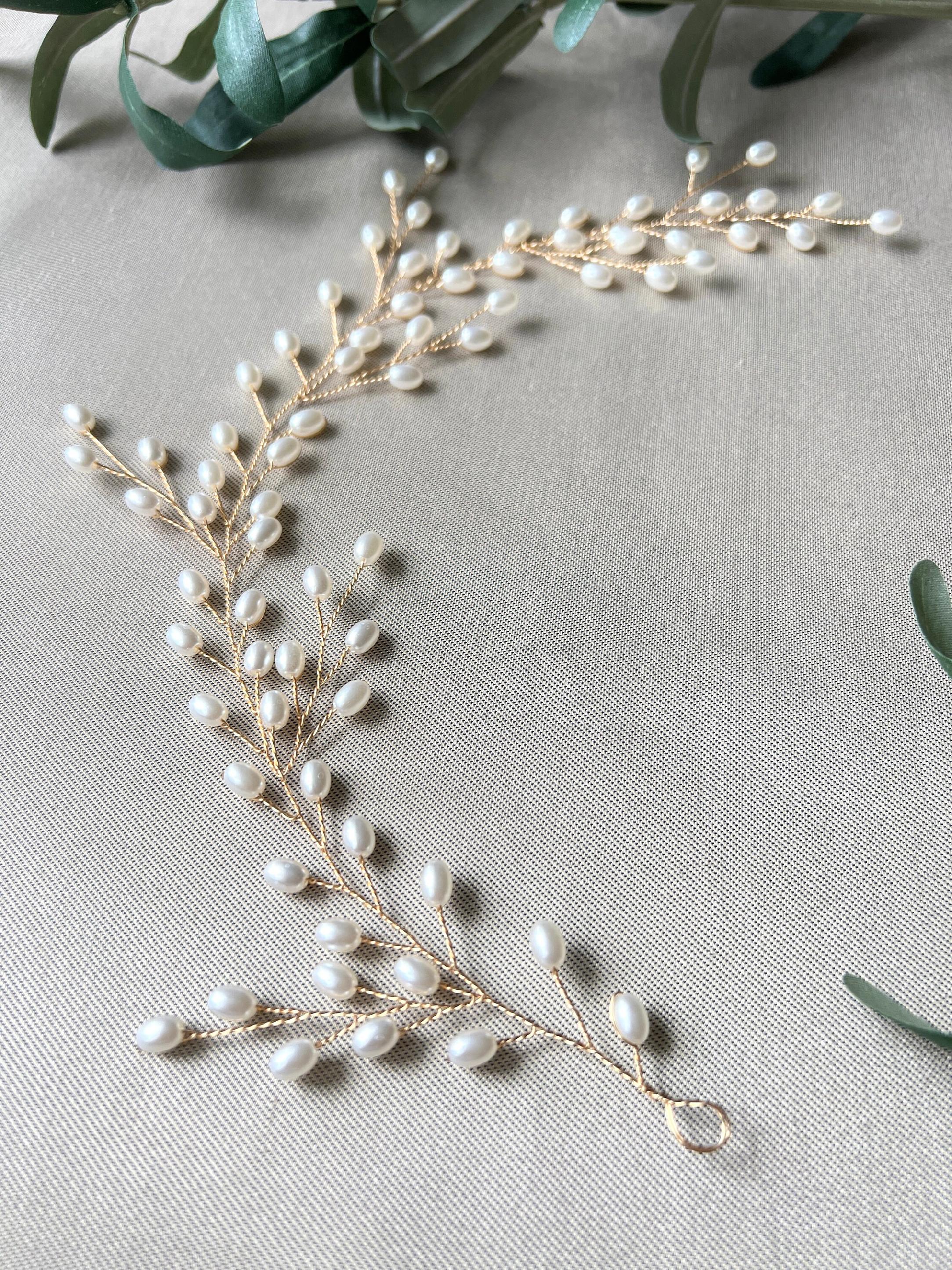 Haarschmuck, hellgold mit Perlen, moderner Perlenschmuck, feine Haarrebe, Brautfrisur, Hochzeitsschmuck, Brautschmuck, biegsames Hochzeitshaarband, Brauthaarschmuck, Schmuckbluete