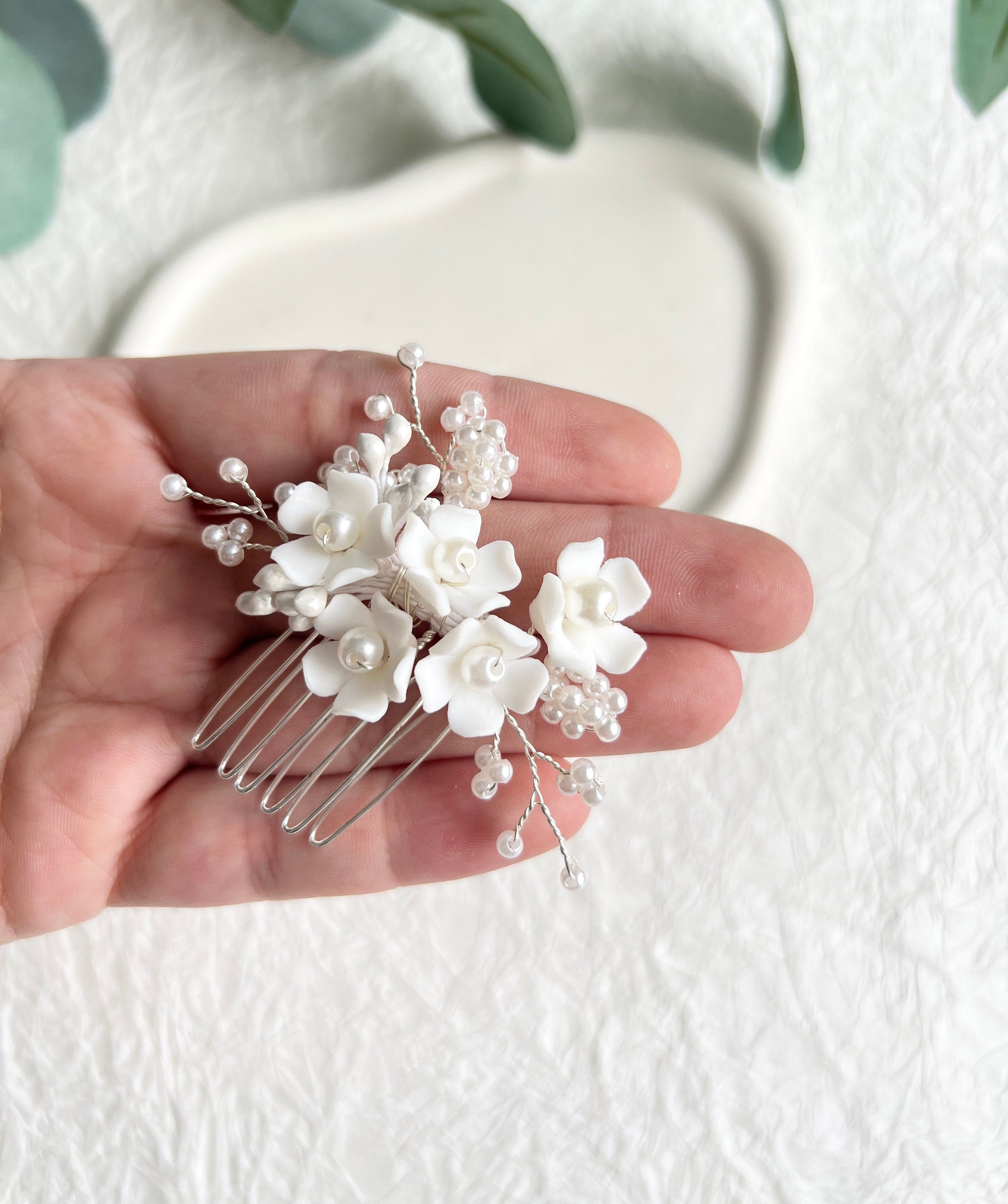 Braut Haarschmuck mit weißen Keramik Blüten, Silber, Perlen, Haarkamm, Haarschmuck, Blumen-Brauthaarschmuck-Schmuckblüte