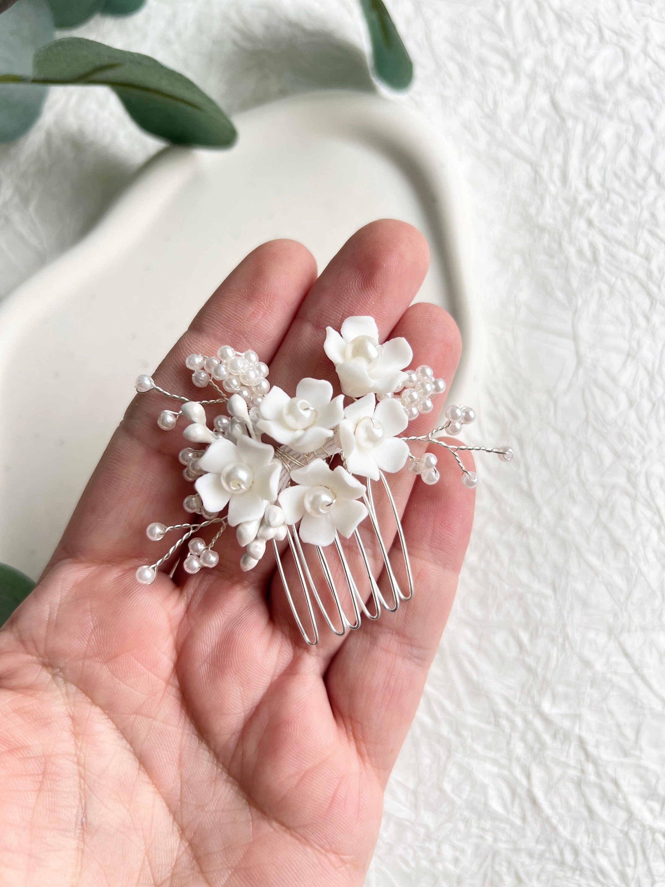 Braut Haarschmuck mit weißen Keramik Blüten, Silber, Perlen, Haarkamm, Haarschmuck, Blumen-Brauthaarschmuck-Schmuckblüte