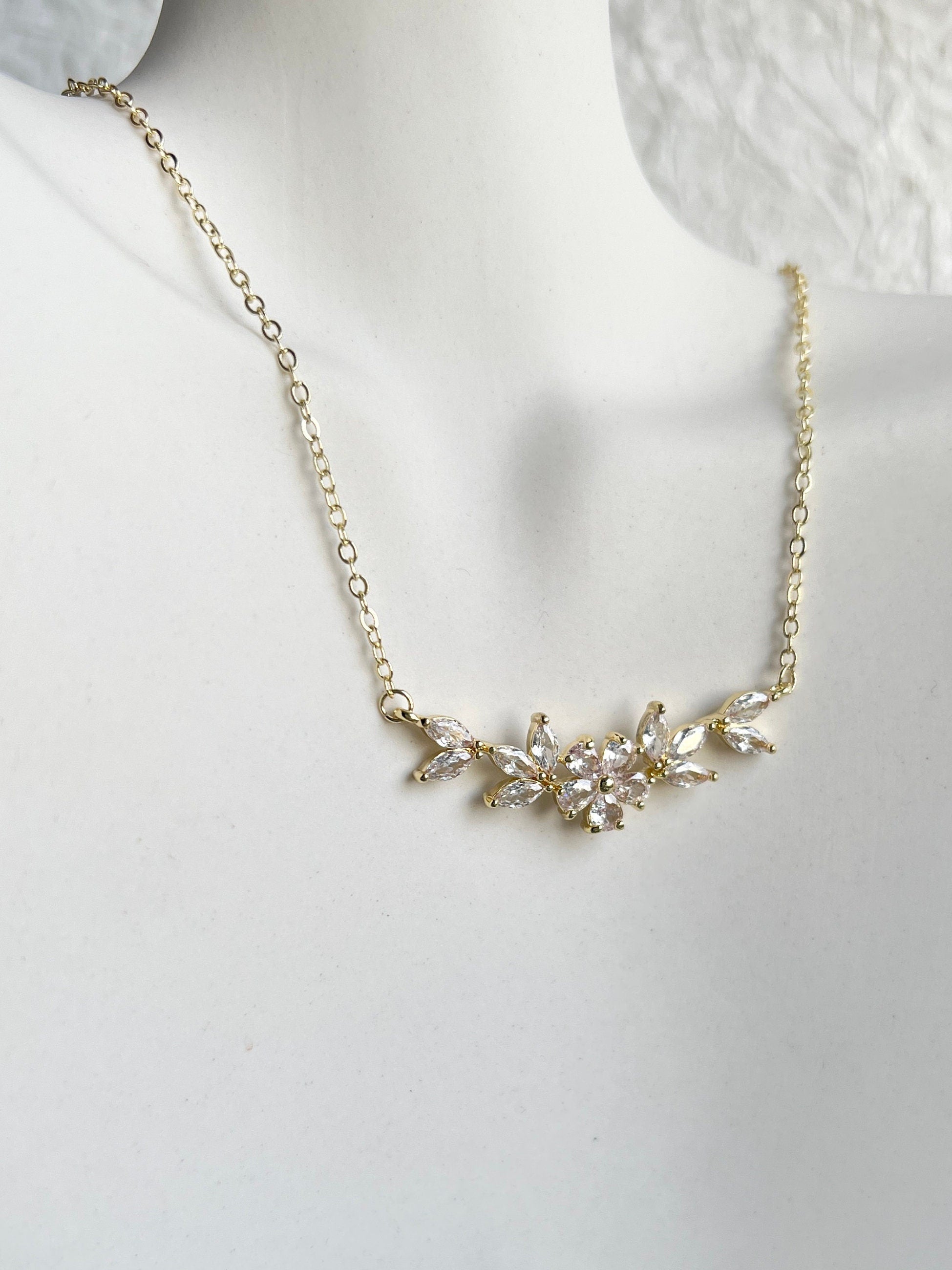 Halskette, kurze Kette, Brautschmuck, feine Blumen, Roségold, Silber oder Gold, glaenzender Schmuck, Hochzeit, Brauthalskette, Brautjungfer, Geschenk fuer Sie, Damenschmuck, Weihnachtsgeschenk Frauen